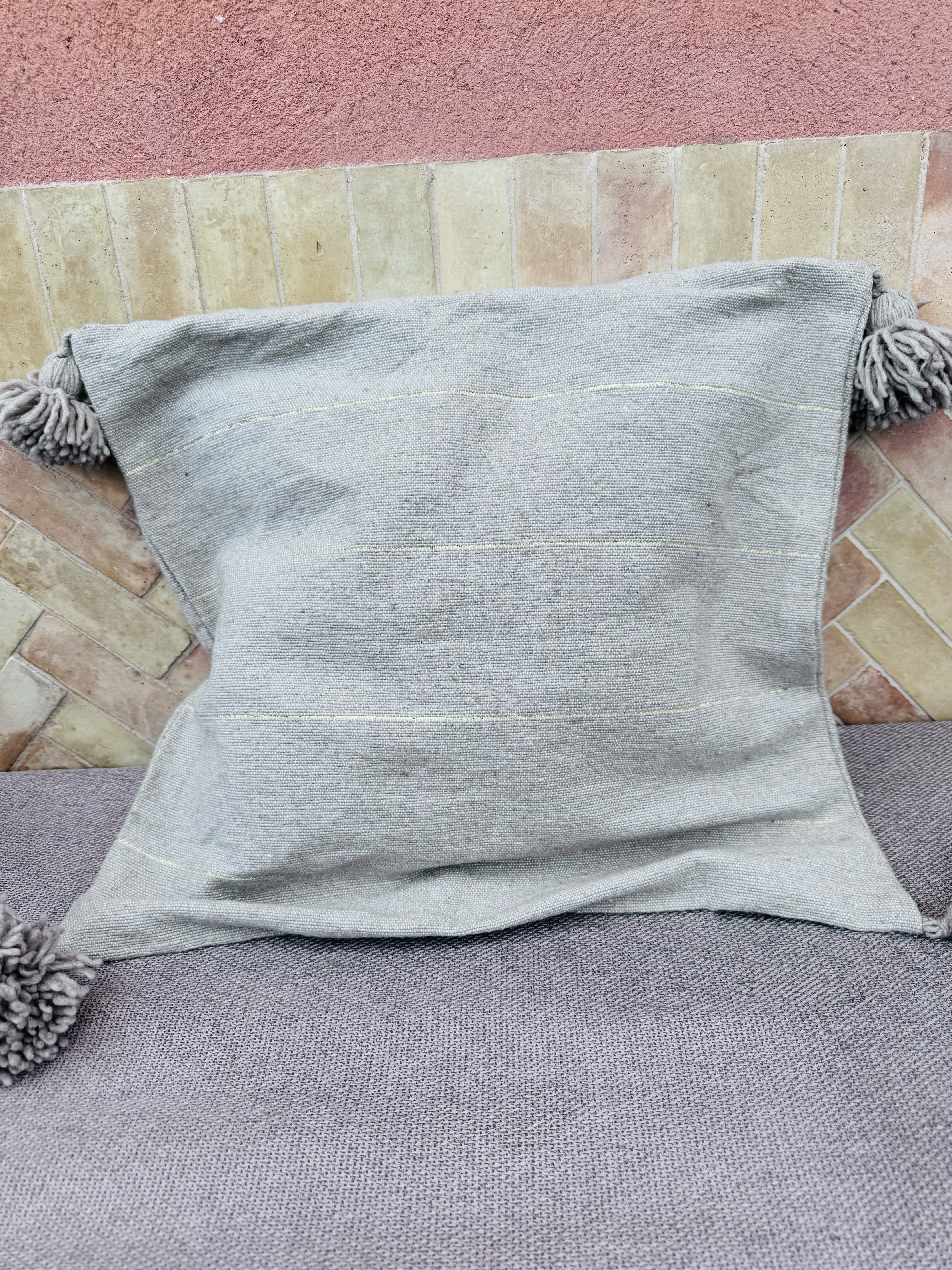 Housse de coussin lisérés dorés 