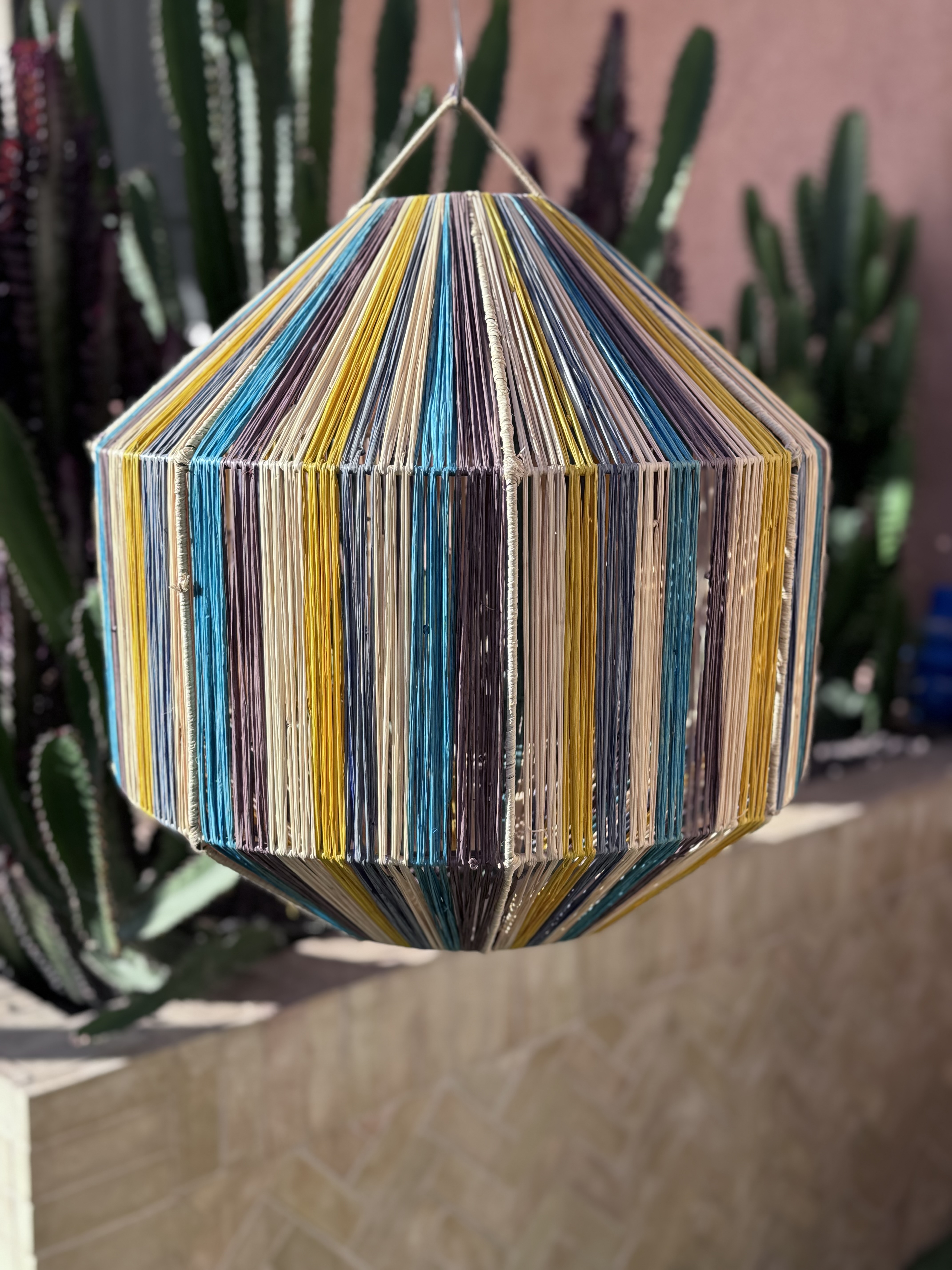 Suspension en raphia multicolore