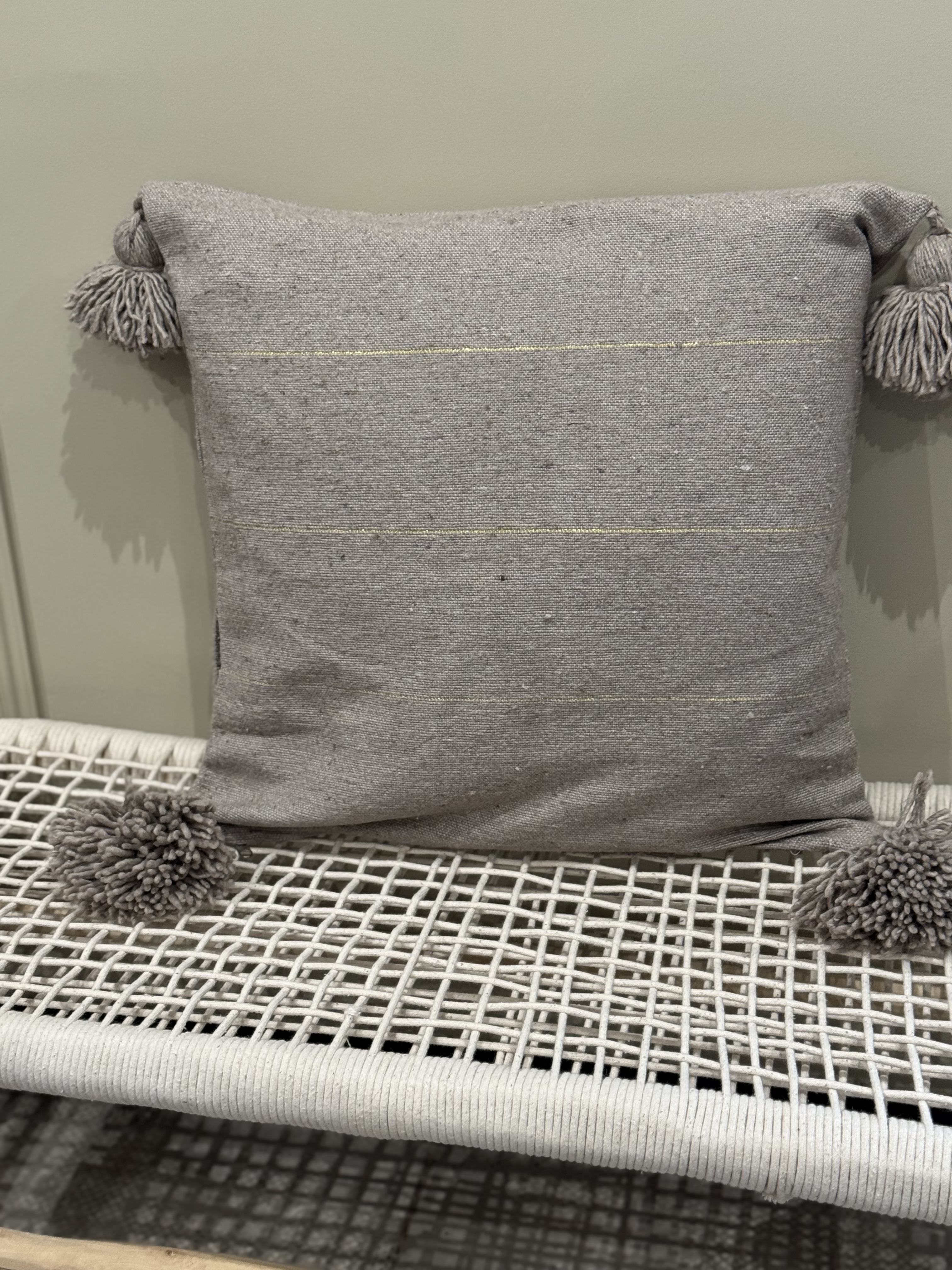 Housse de coussin lisérés dorés 