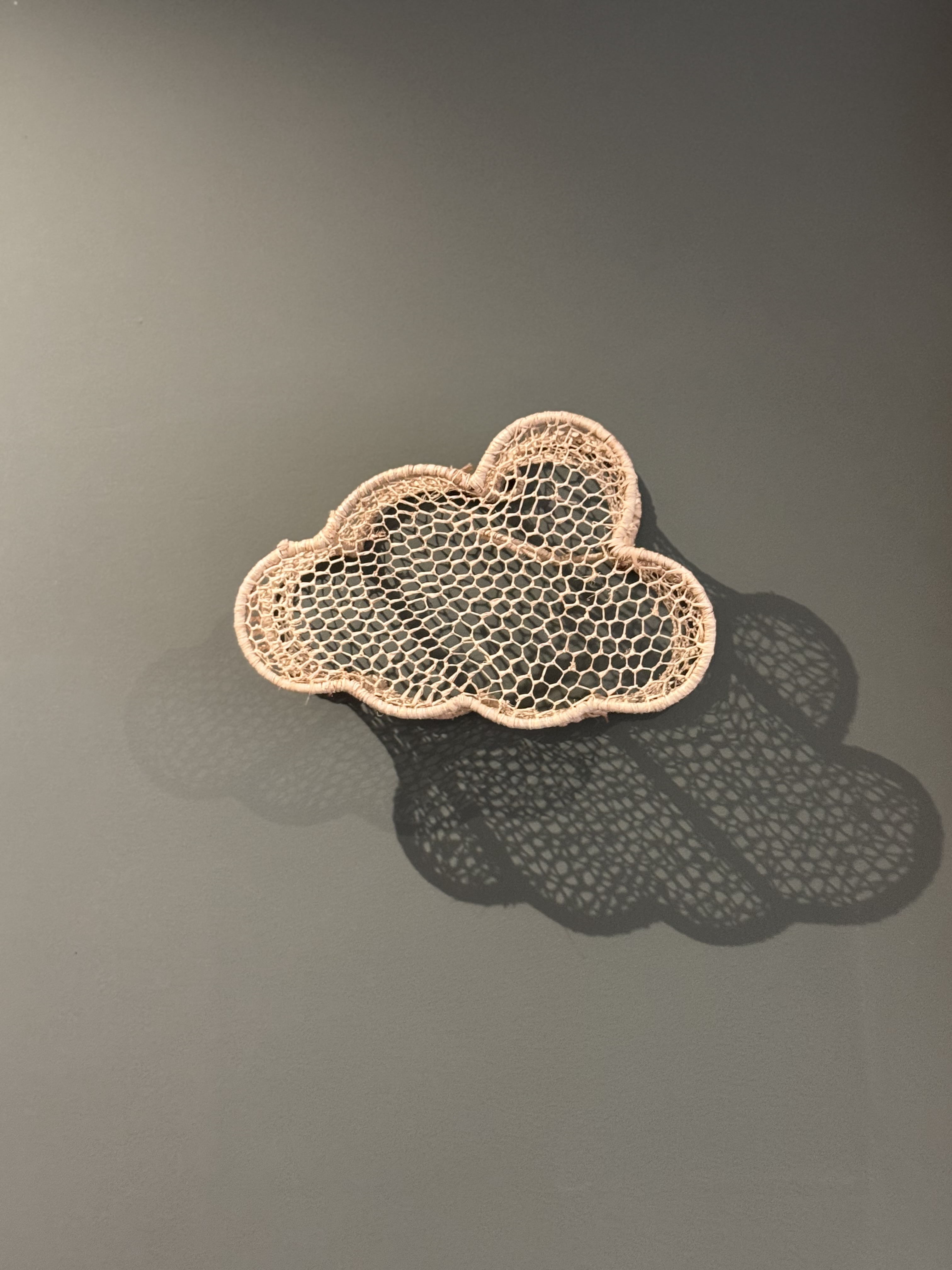 Applique murale Nuage en dentelle de raphia