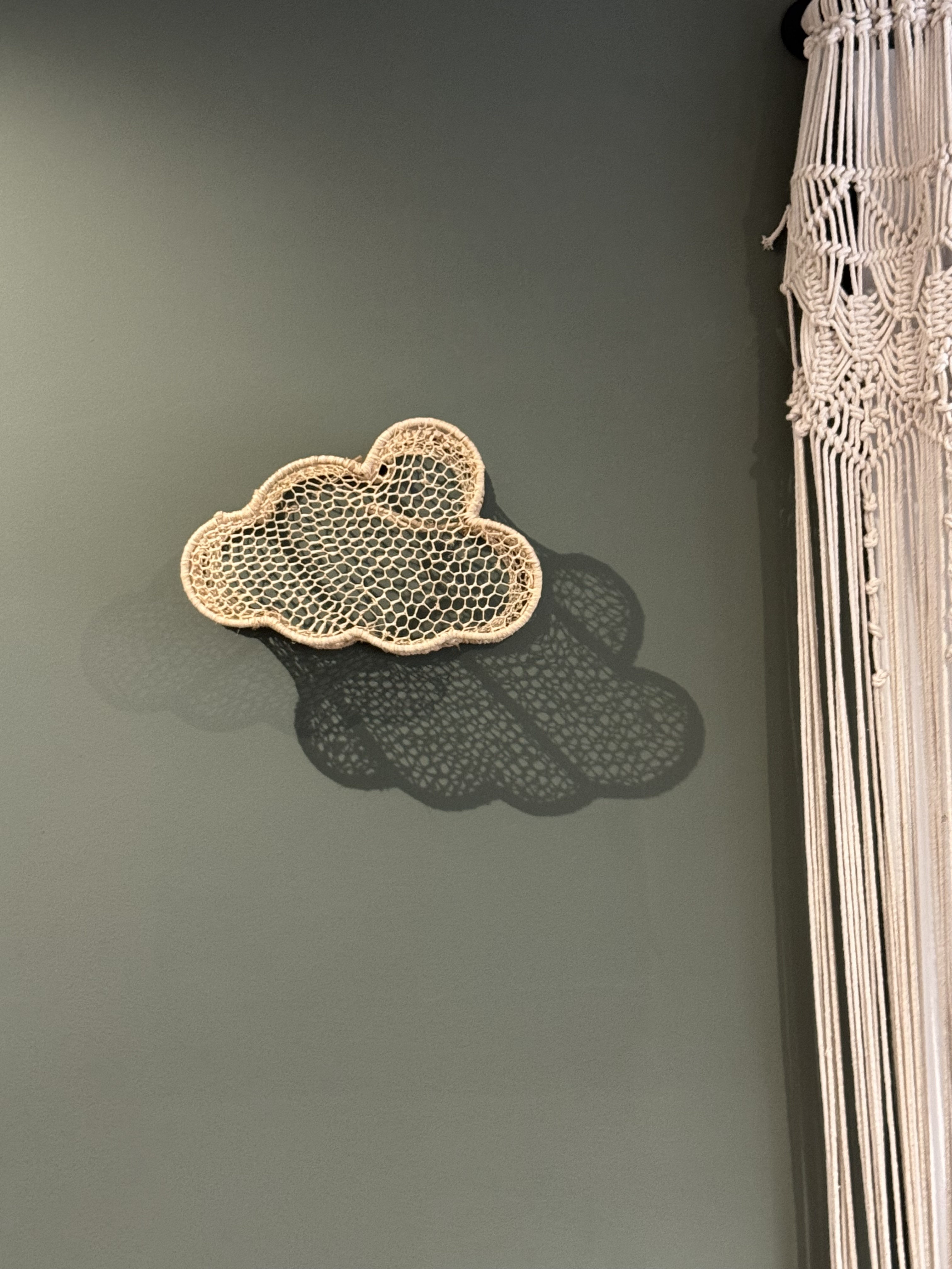 Applique murale Nuage en dentelle de raphia