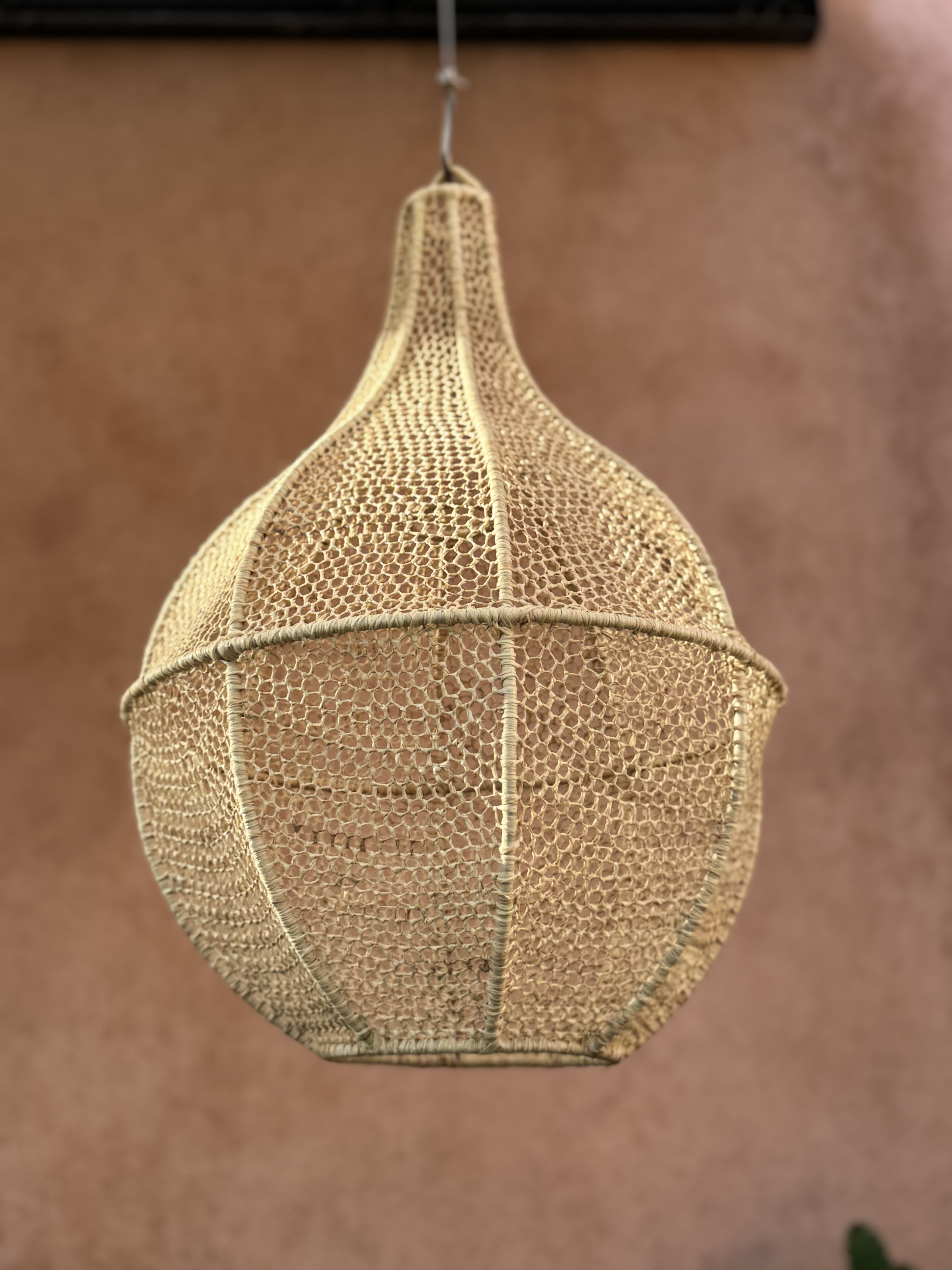 Suspension Goutte en dentelle de raphia