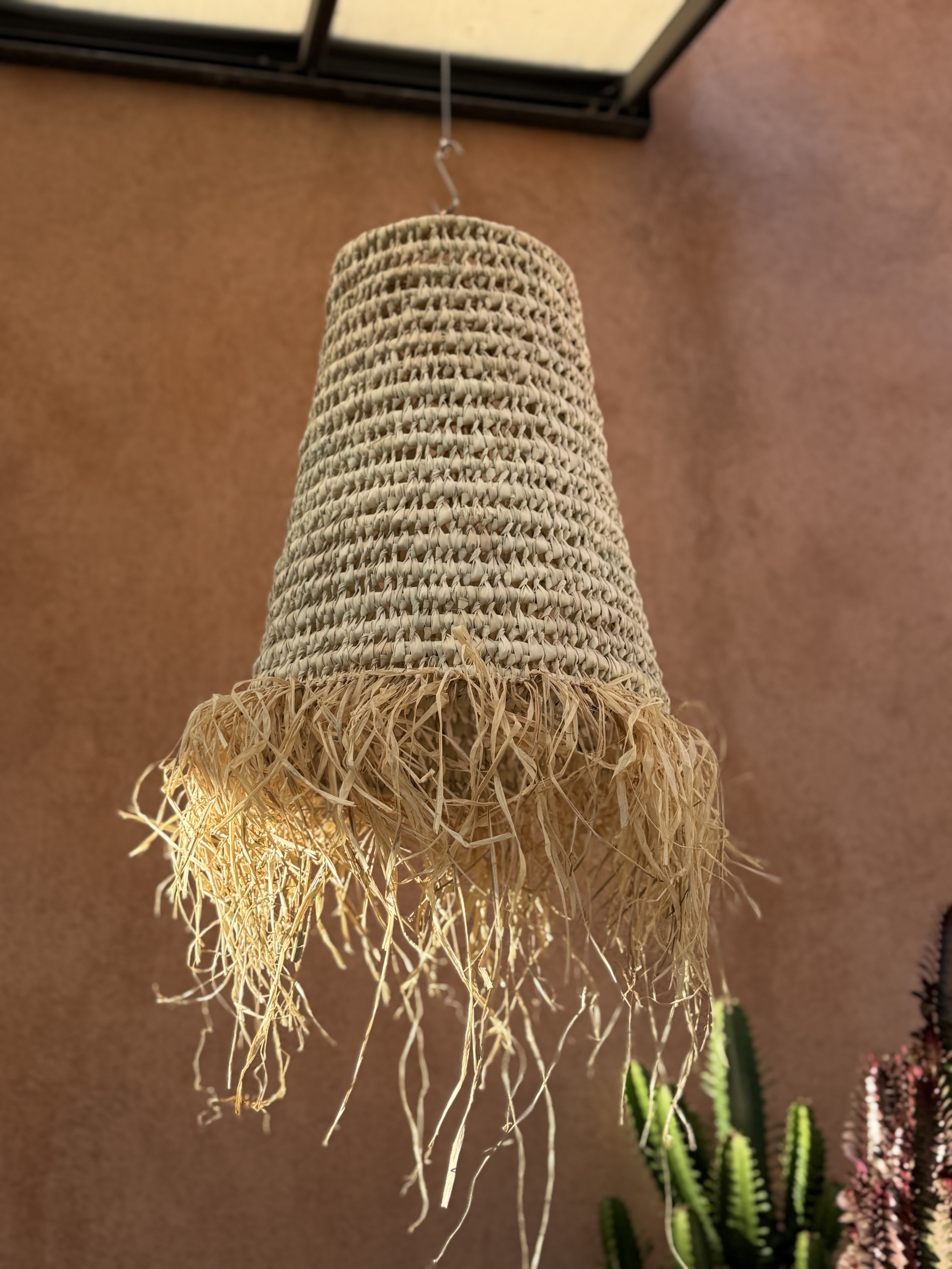 Suspension tressée en doum avec franges