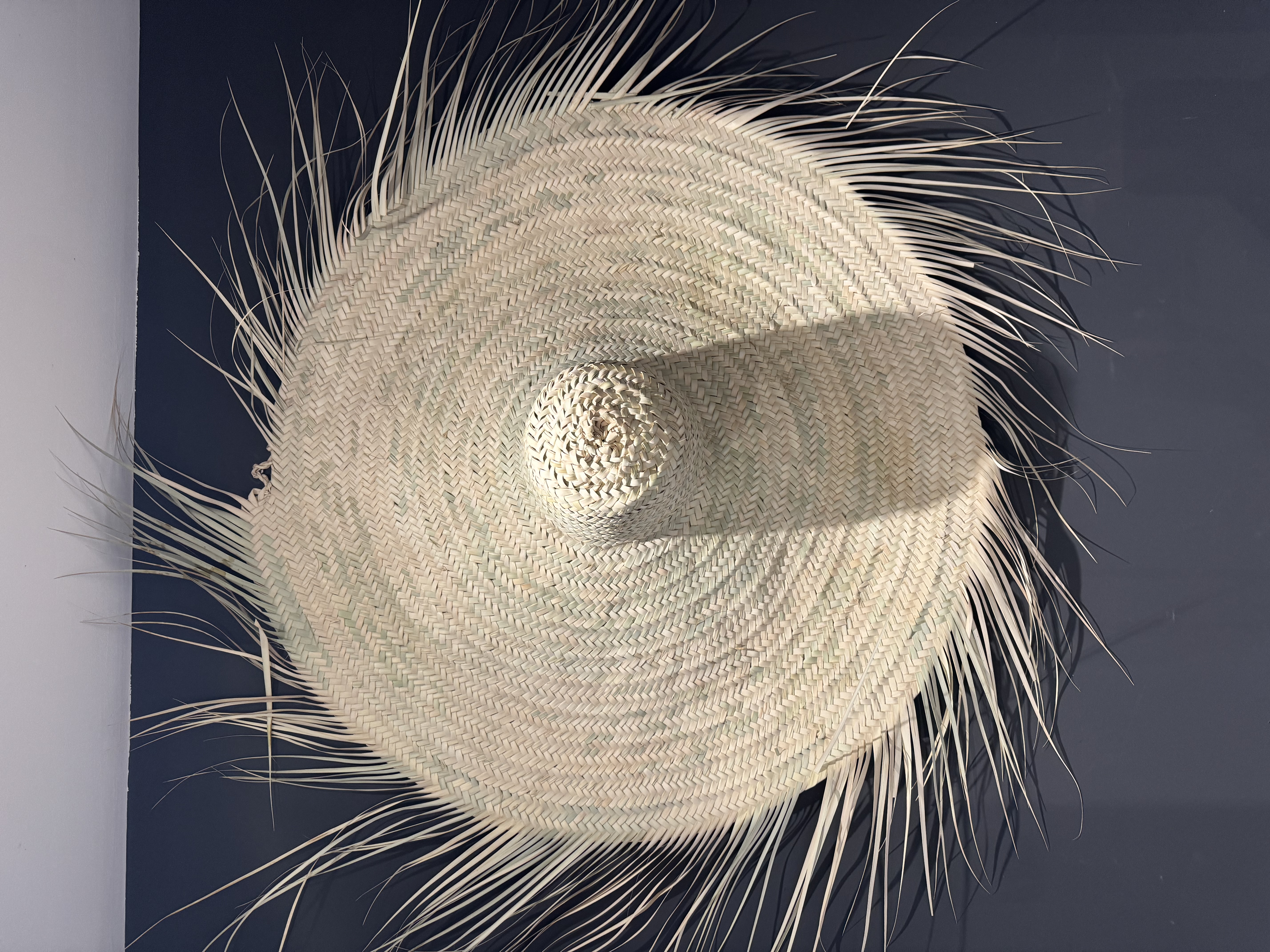 Chapeau décoratif en feuilles de palmier