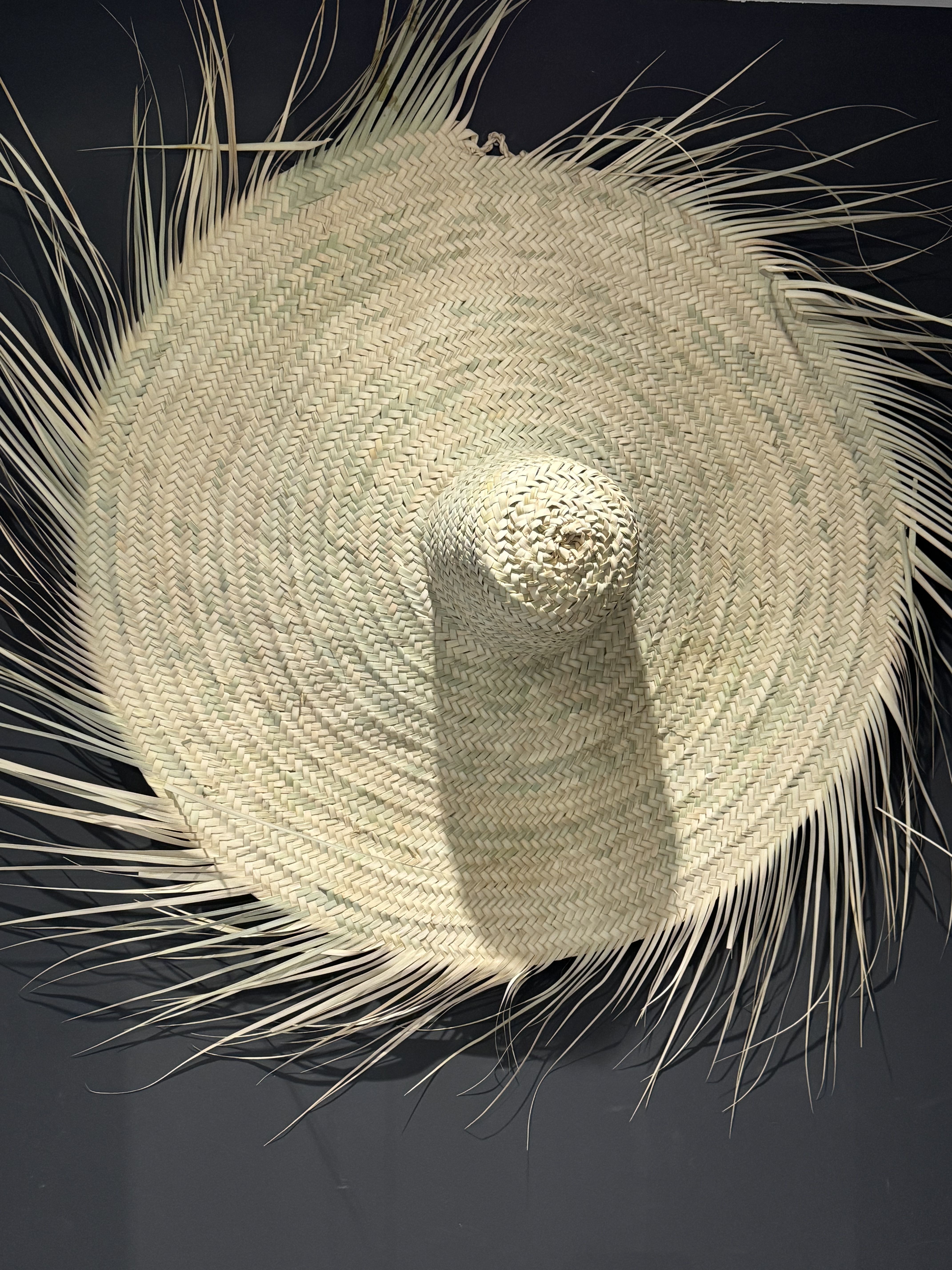 Chapeau décoratif en feuilles de palmier