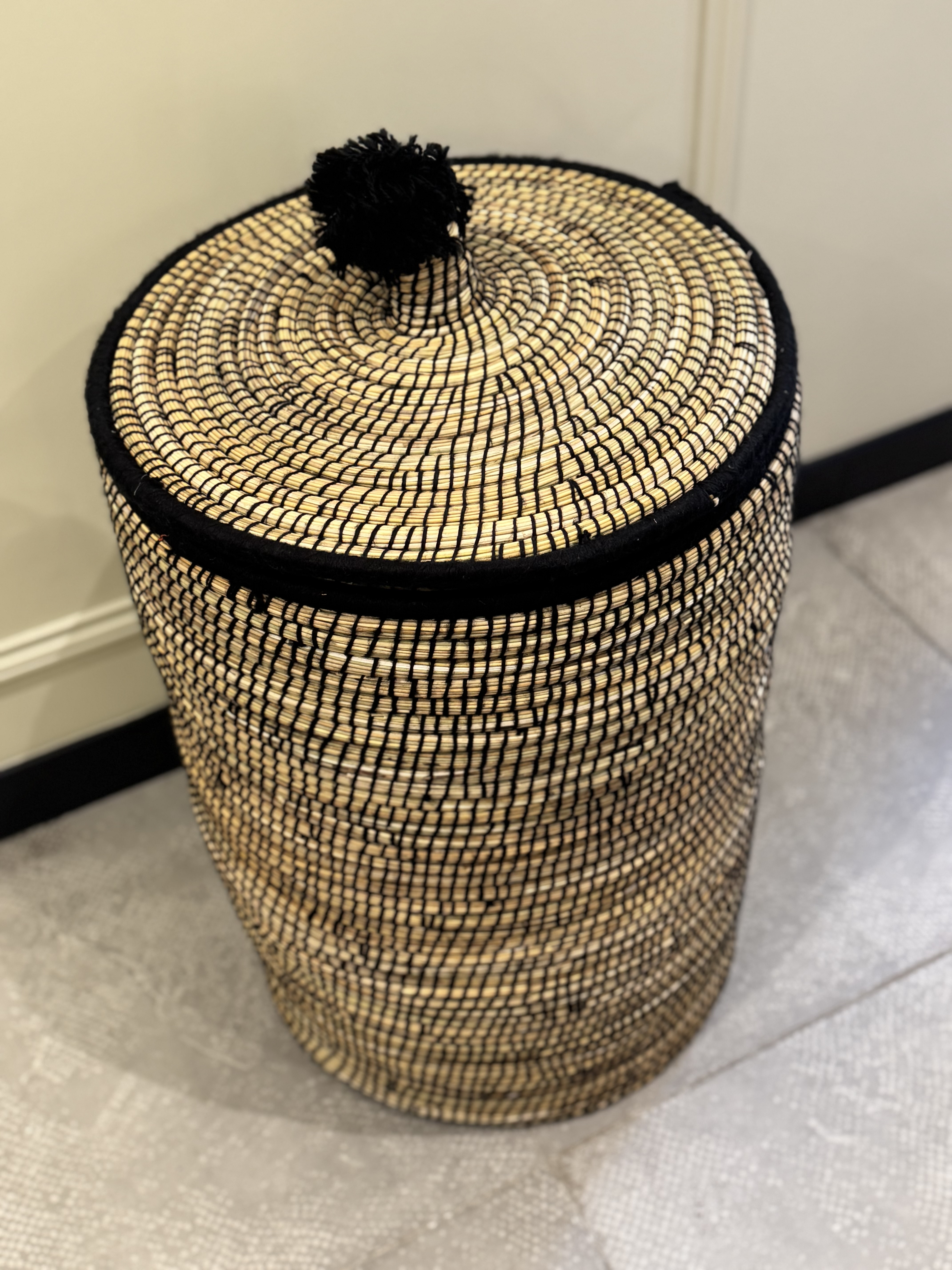 Grand panier à linge noir avec couvercle
