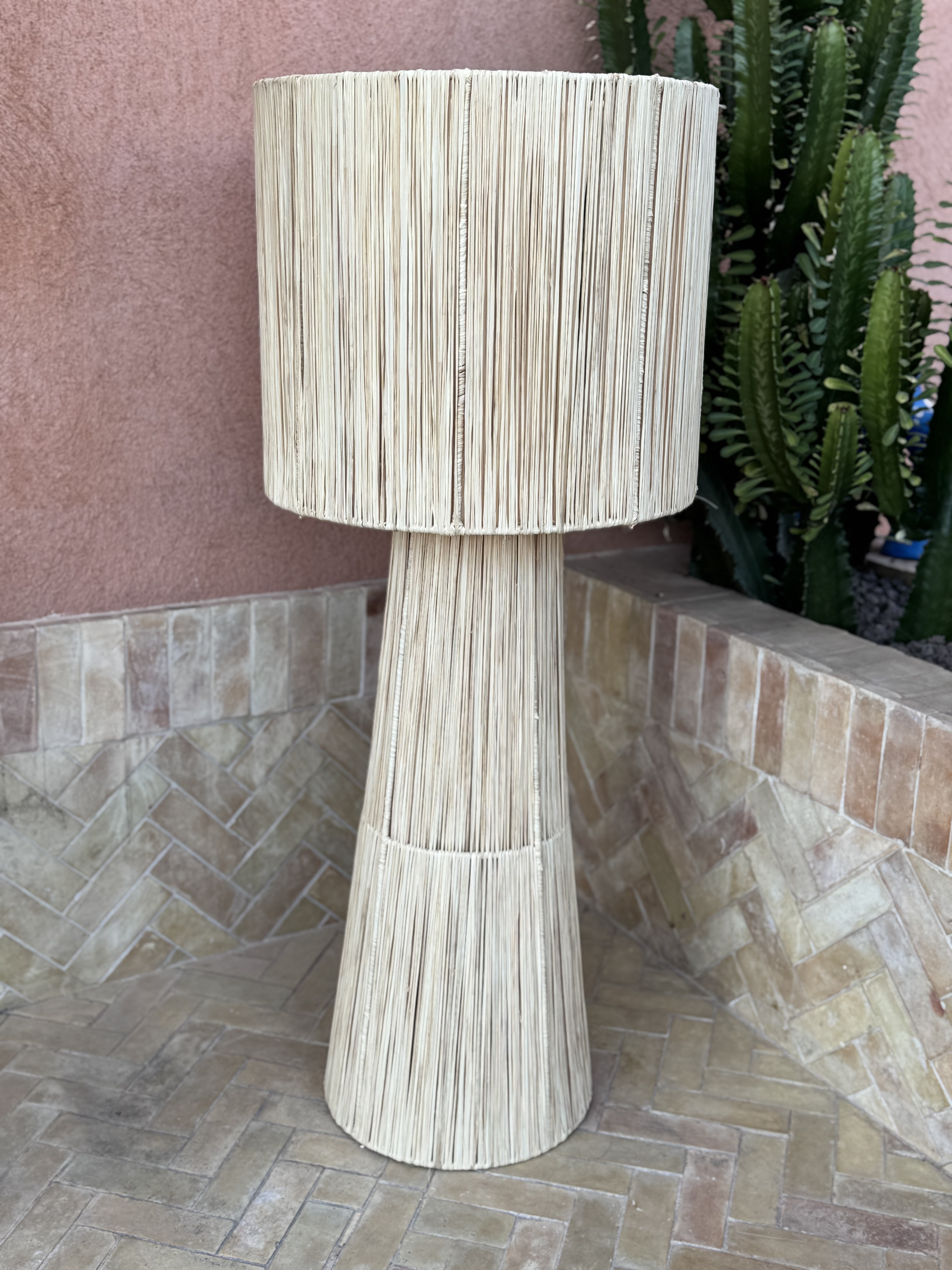 Lampe sur pied en Raphia