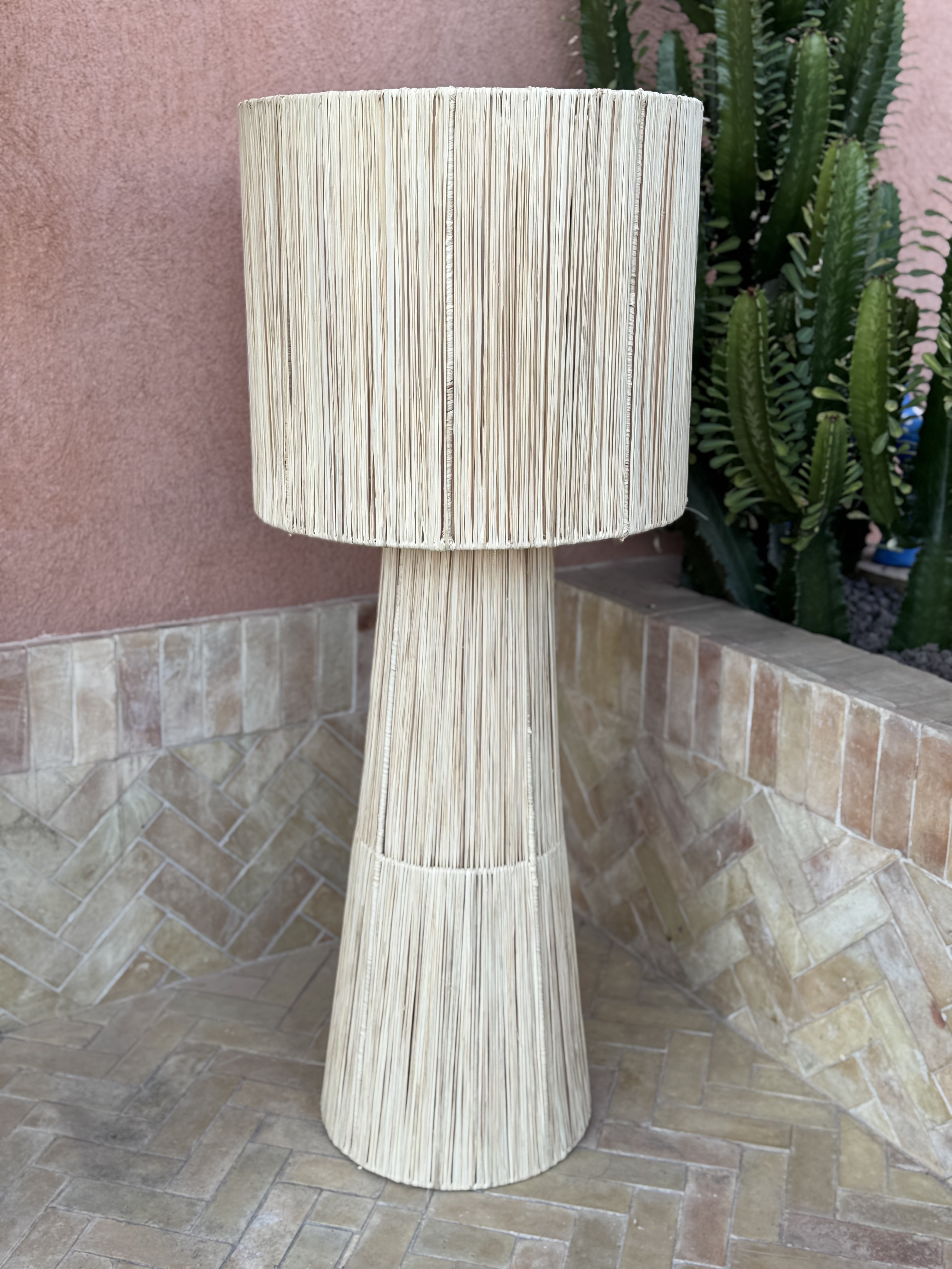 Lampe sur pied en Raphia