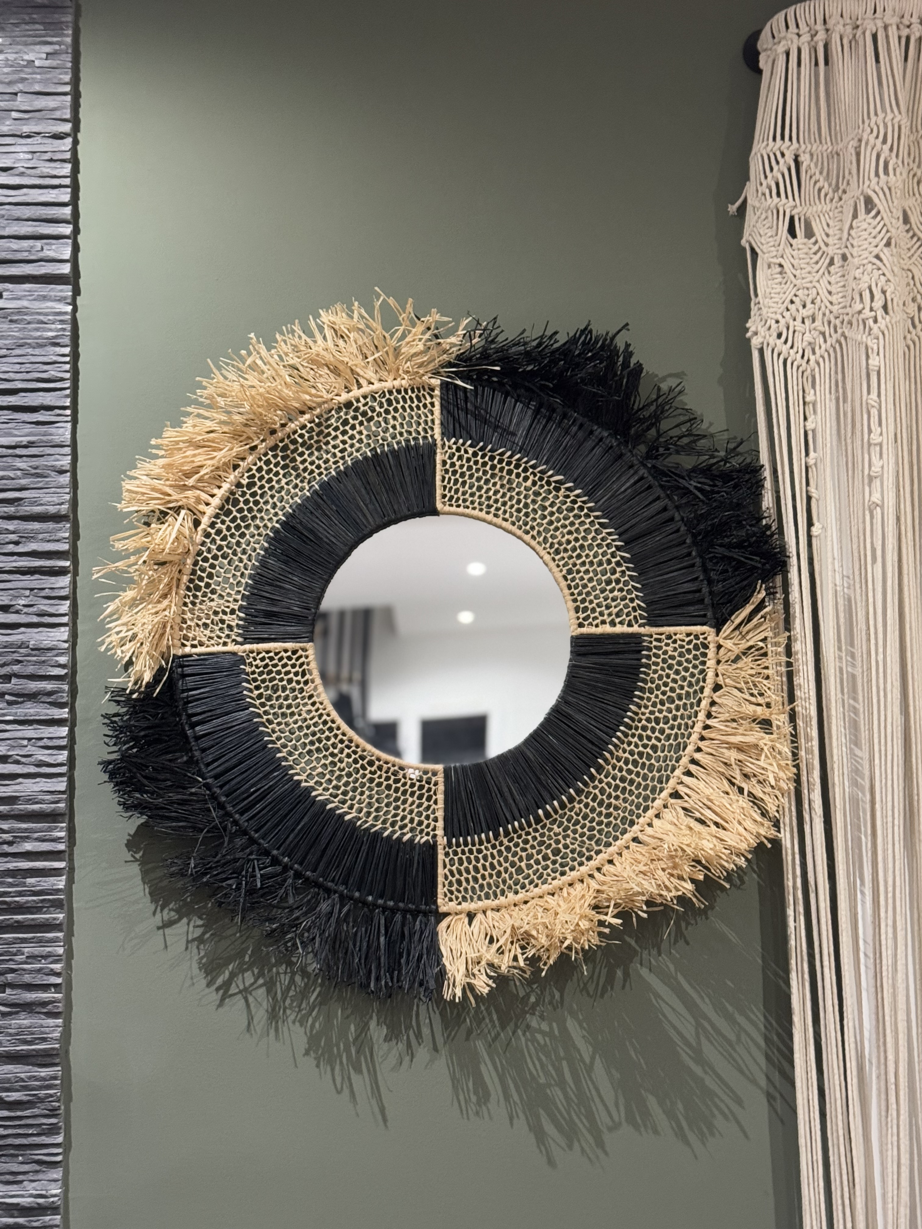 Miroir bicolore Noir bohème en raphia et nid d'abeille