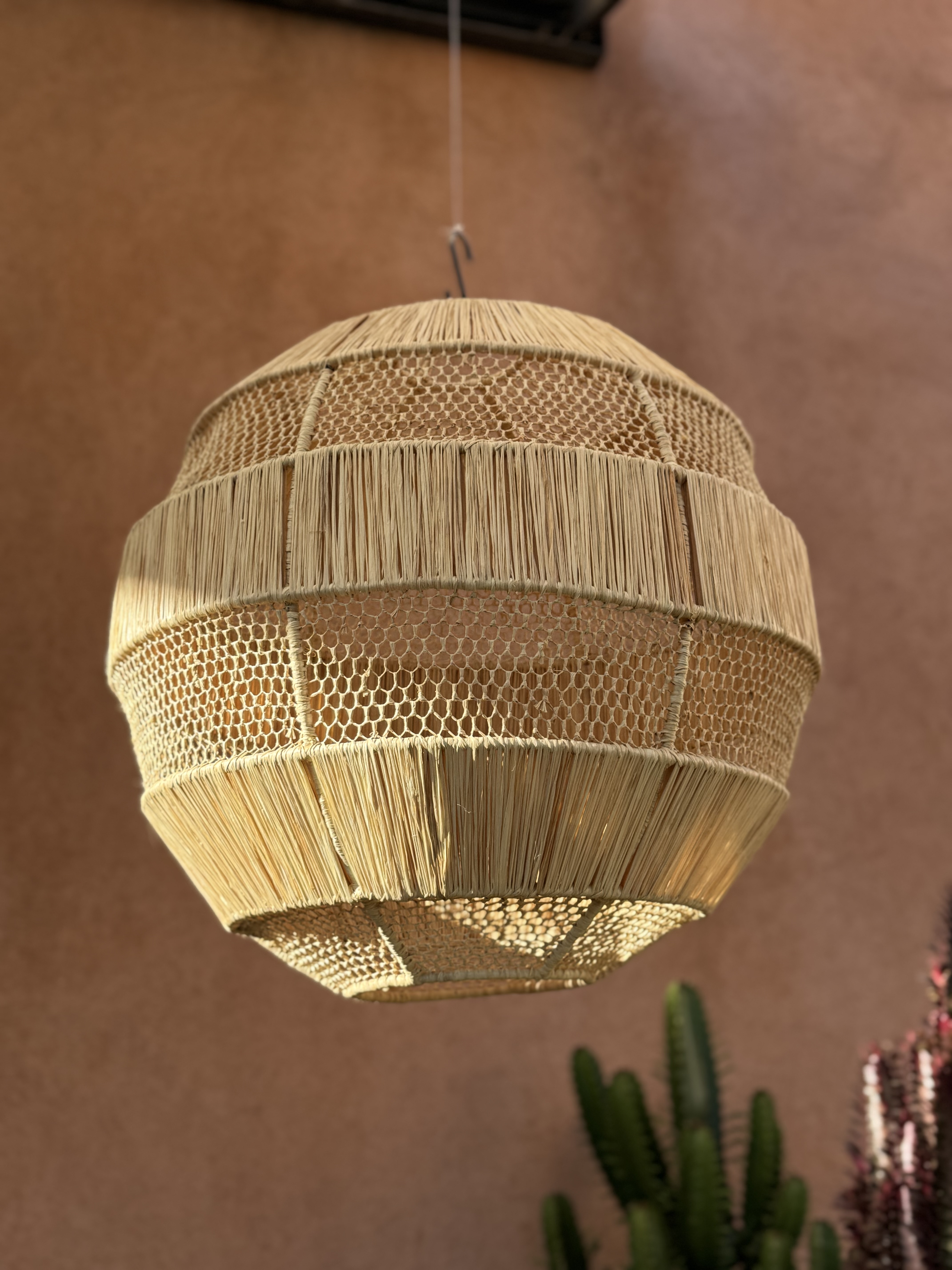 Suspension ronde en raphia et nid d'abeille