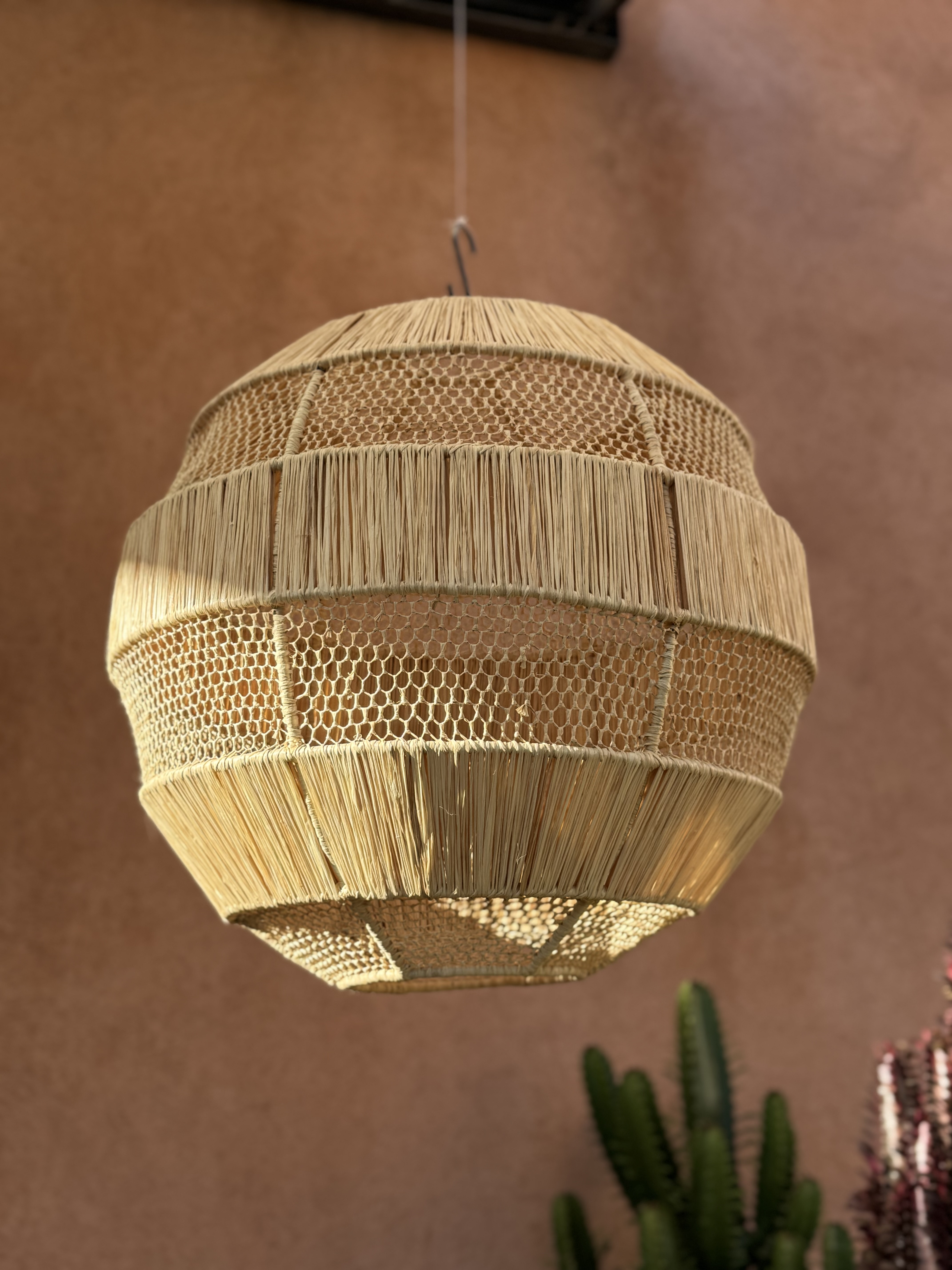 Suspension ronde en raphia et nid d'abeille