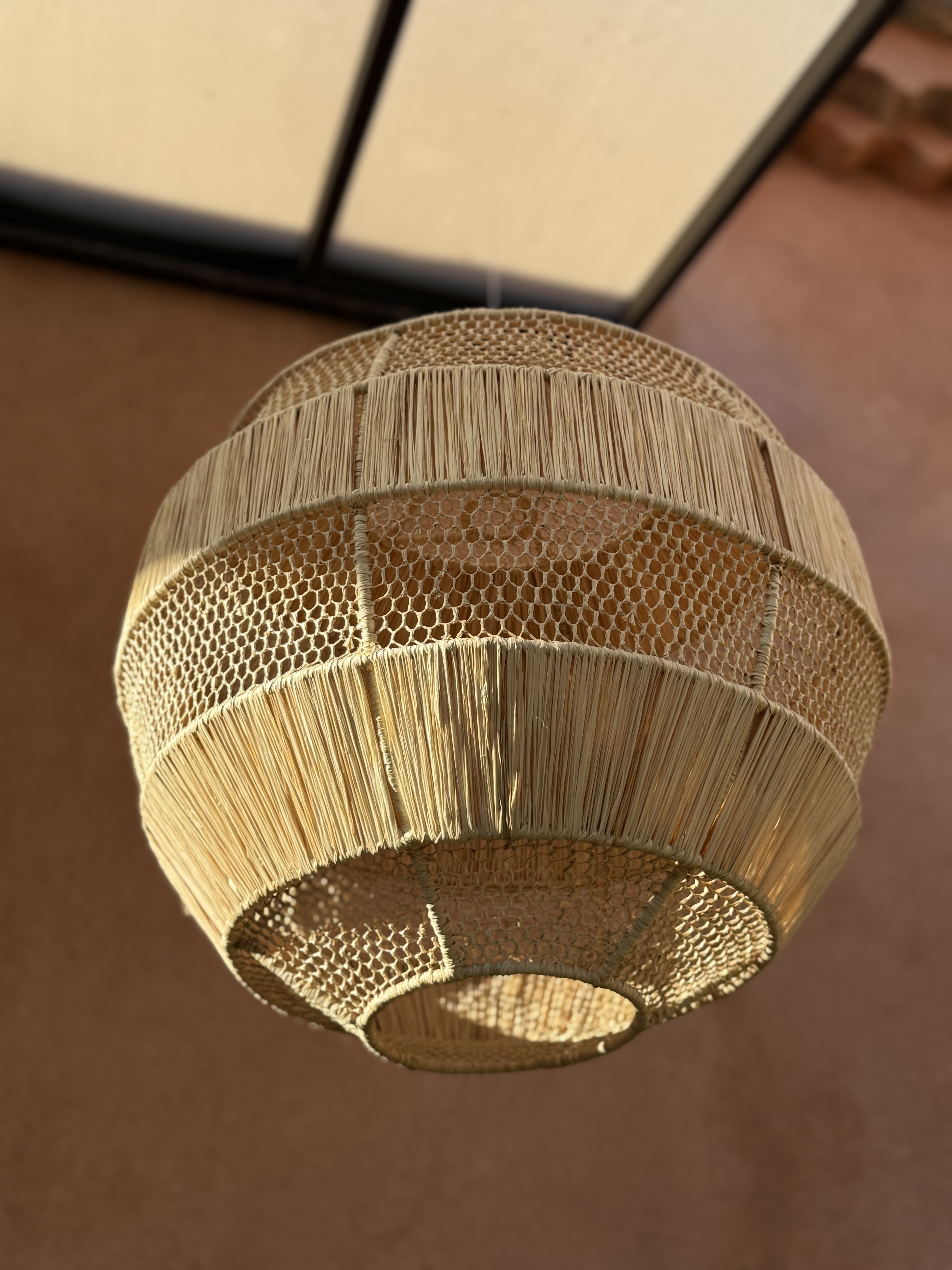 Suspension ronde en raphia et nid d'abeille