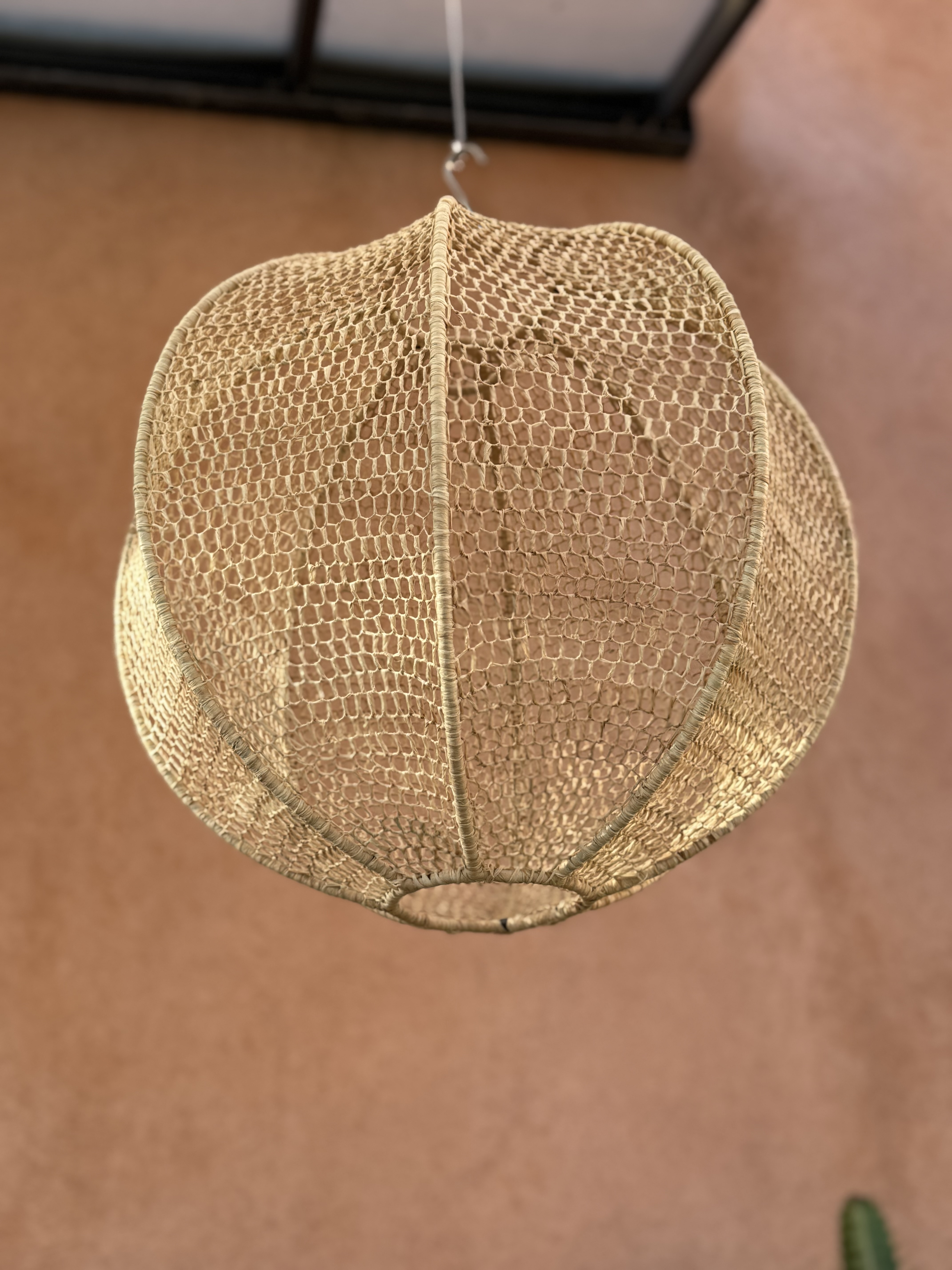 Suspension ronde en dentelle de raphia