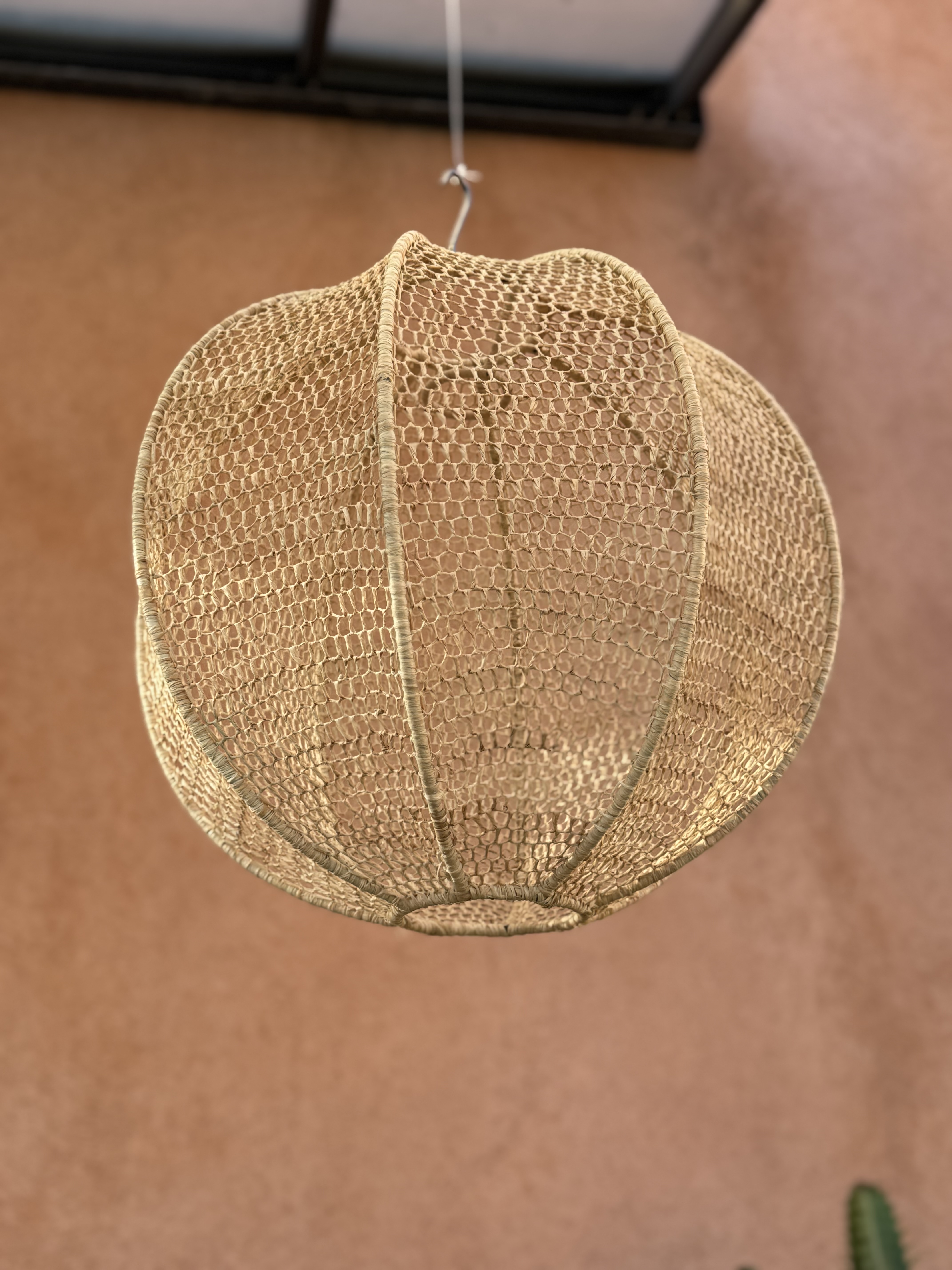 Suspension ronde en dentelle de raphia
