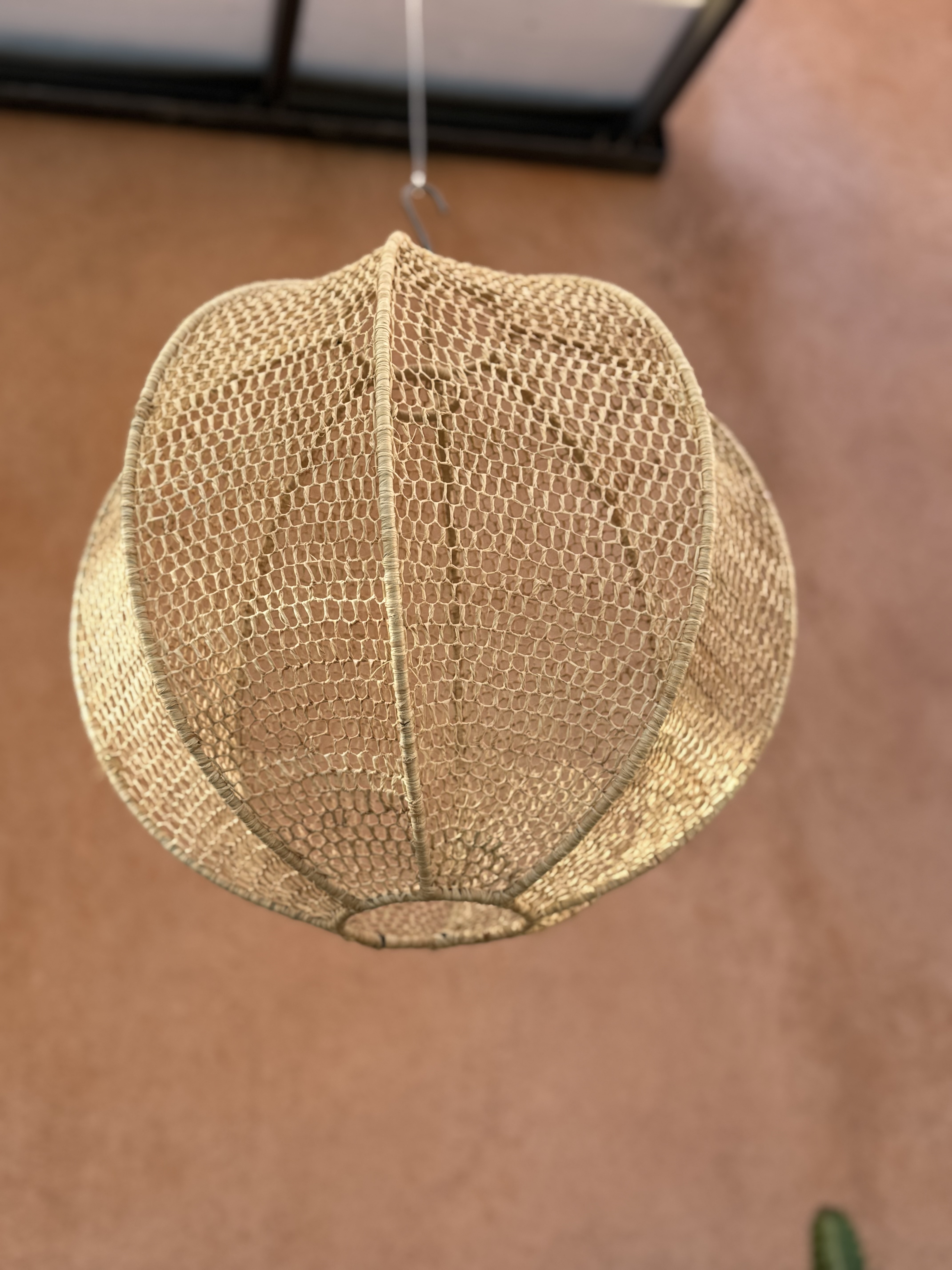 Suspension ronde en dentelle de raphia