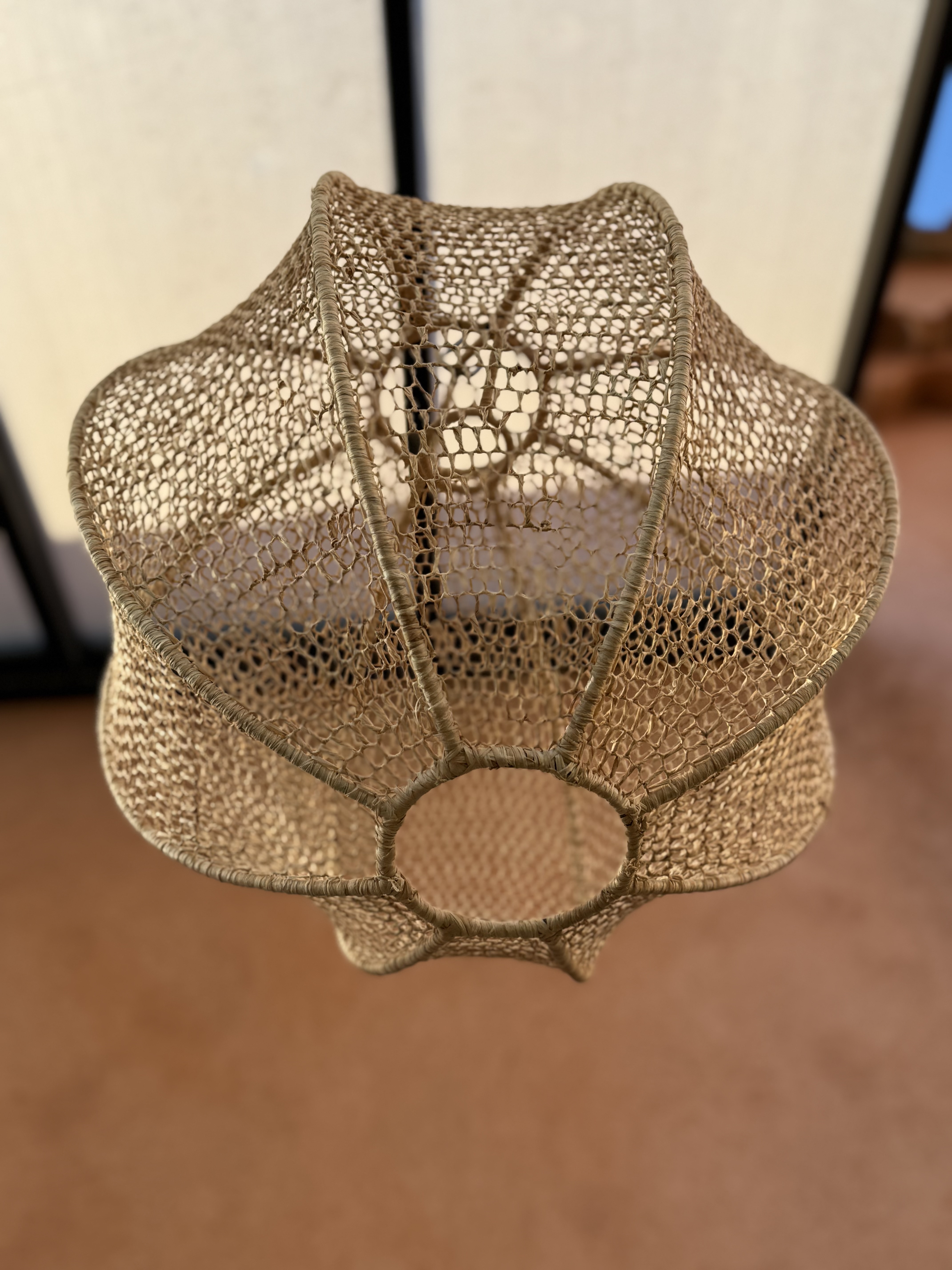 Suspension ronde en dentelle de raphia