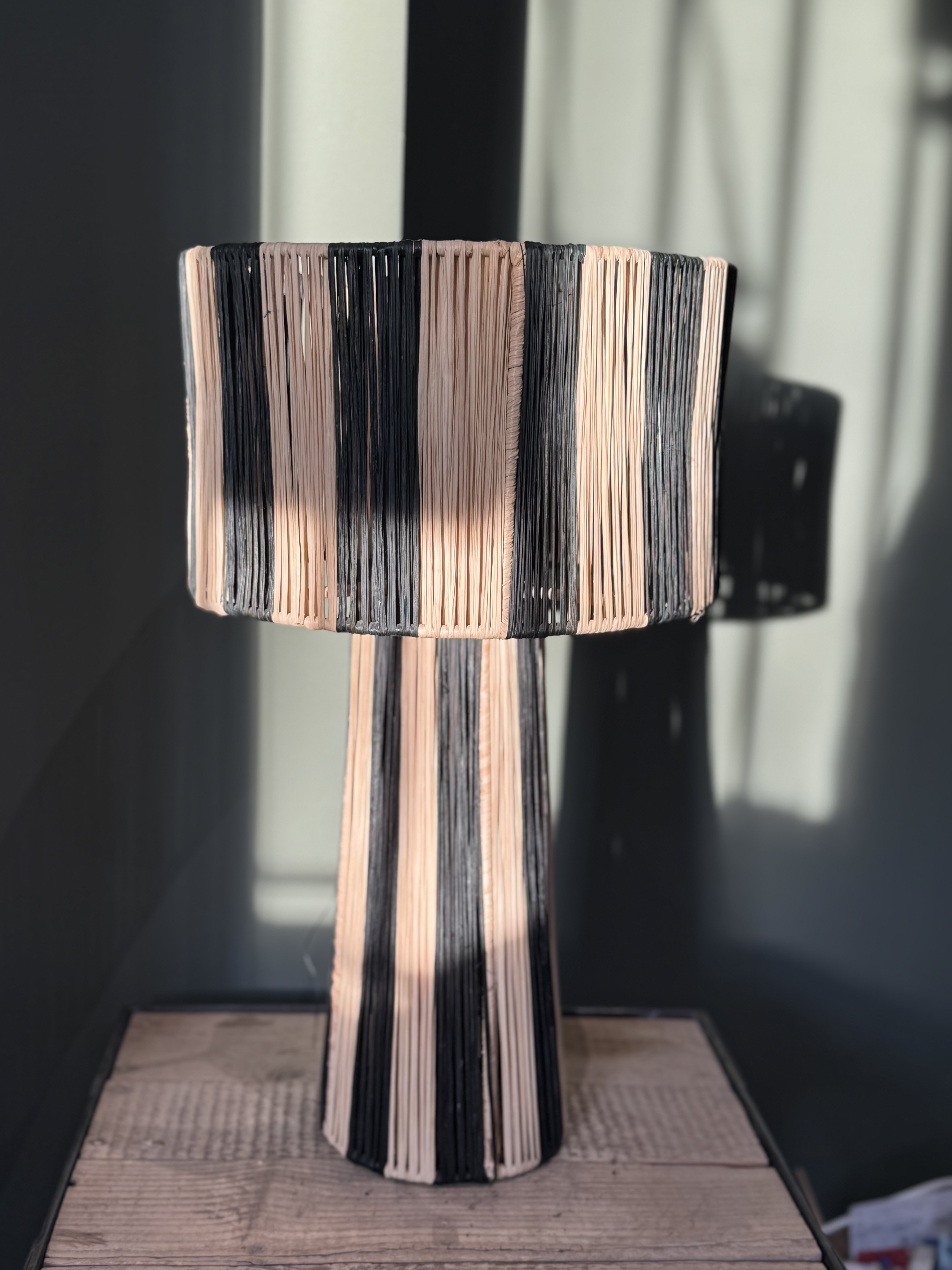 Lampe à poser en Raphia naturel et noir 50 cm