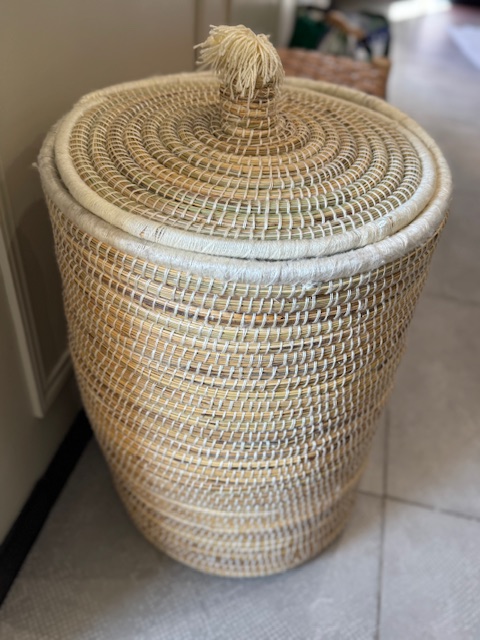 Grand panier à linge blanc avec couvercle