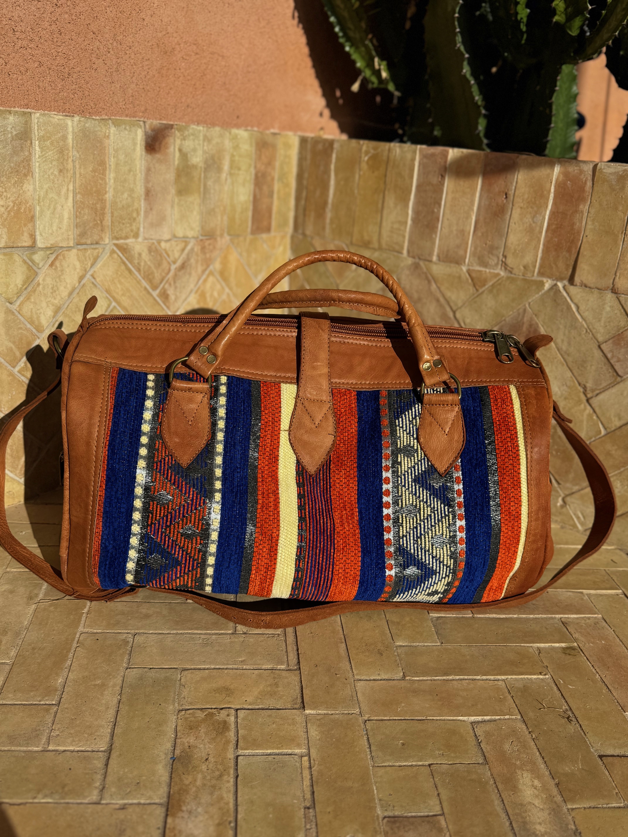 Sac Week-end en kilim berbère bleu, orange et cuir 