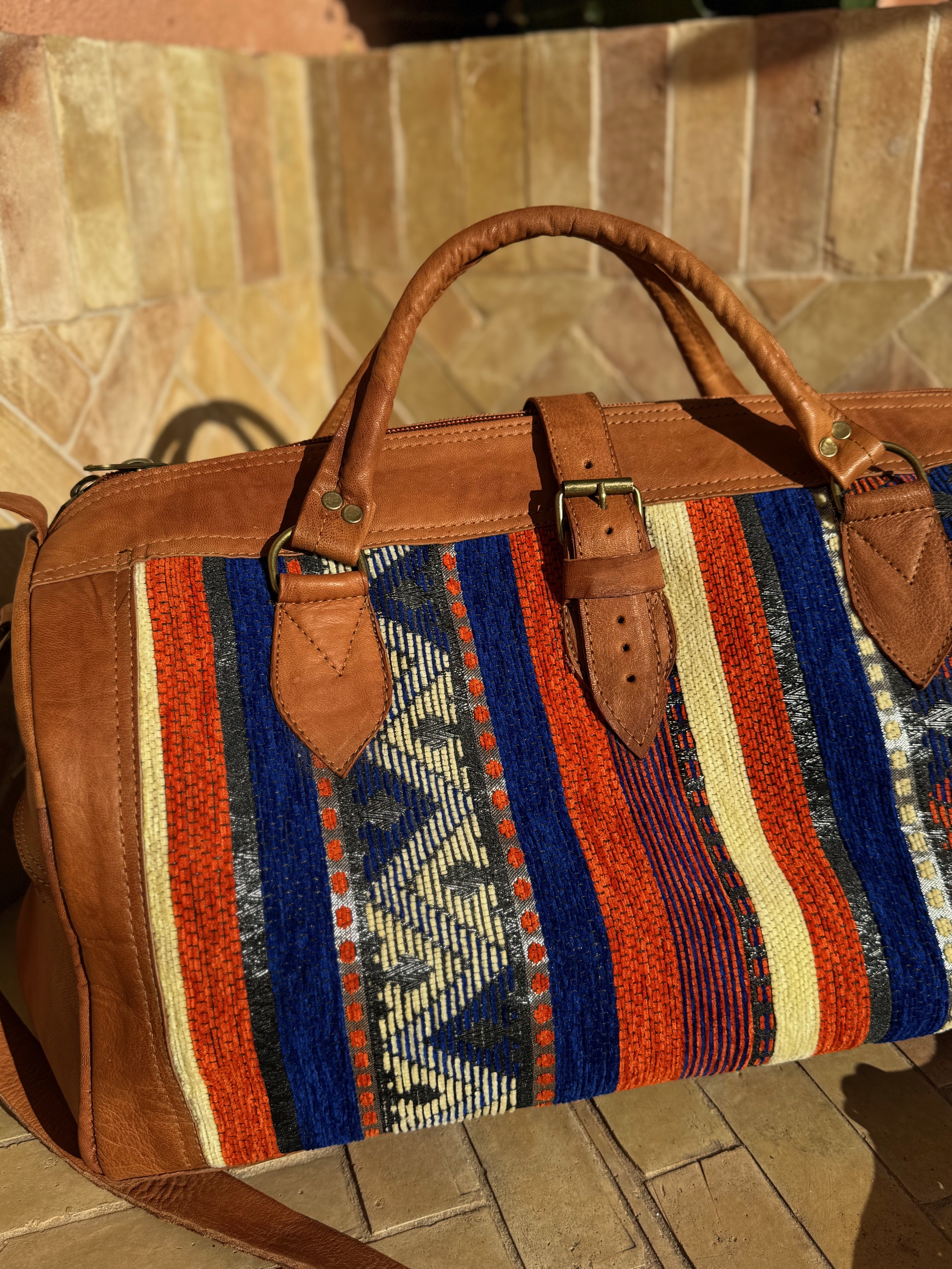 Sac Week-end en kilim berbère bleu, orange et cuir 