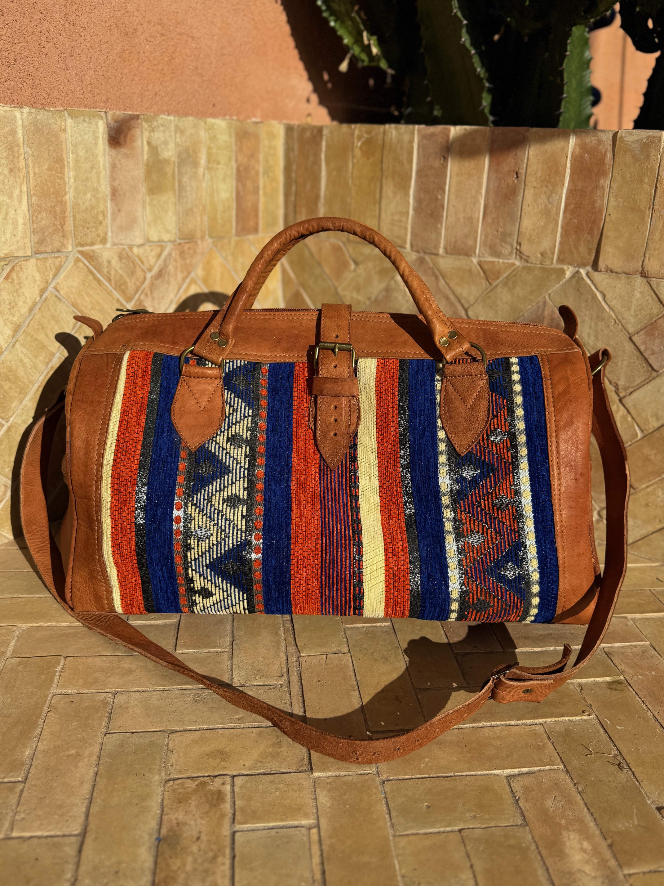 Sac Week-end en kilim berbère bleu, orange et cuir 