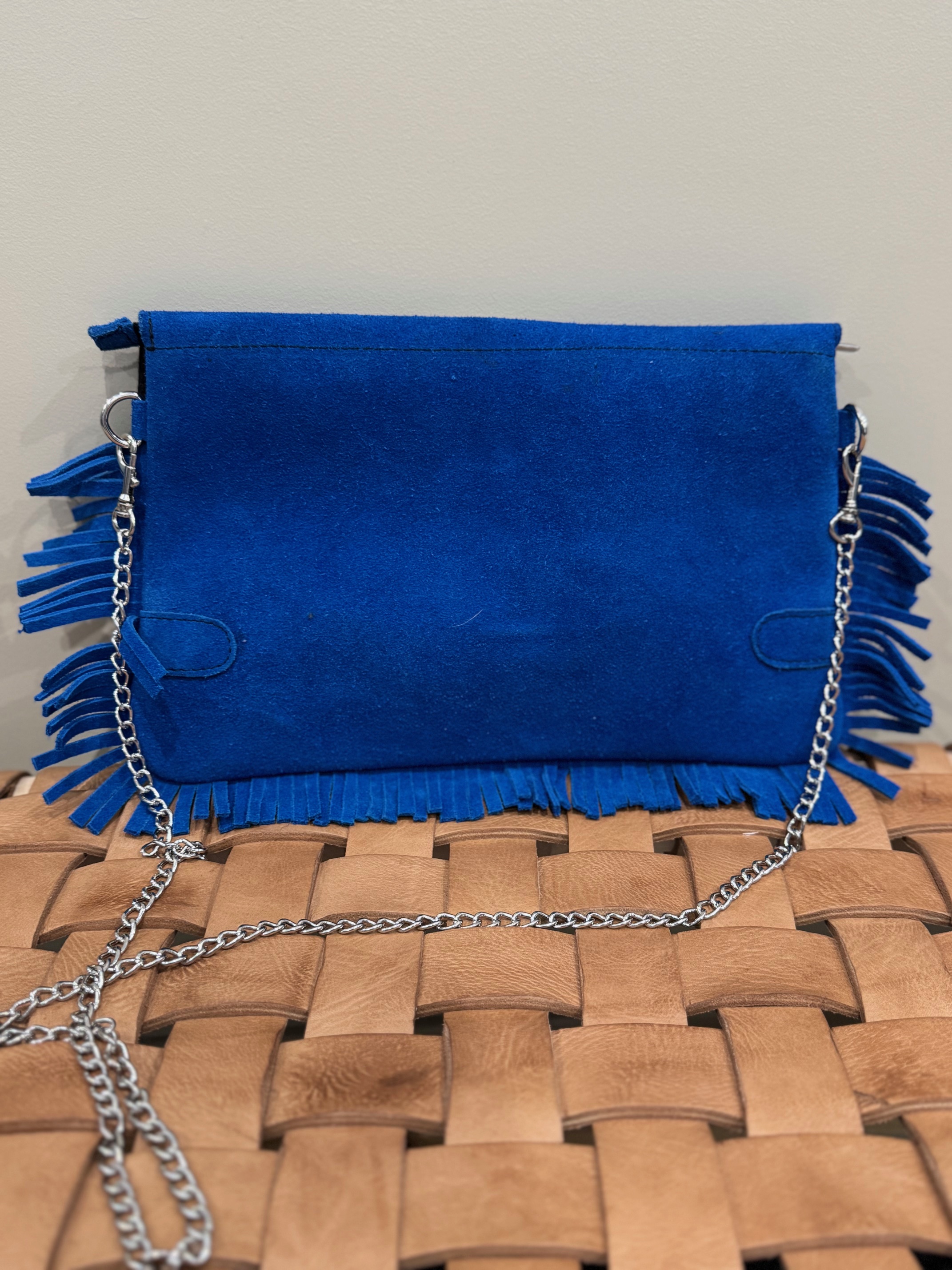 Sac pochette clouté à franges en daim bleu Majorelle