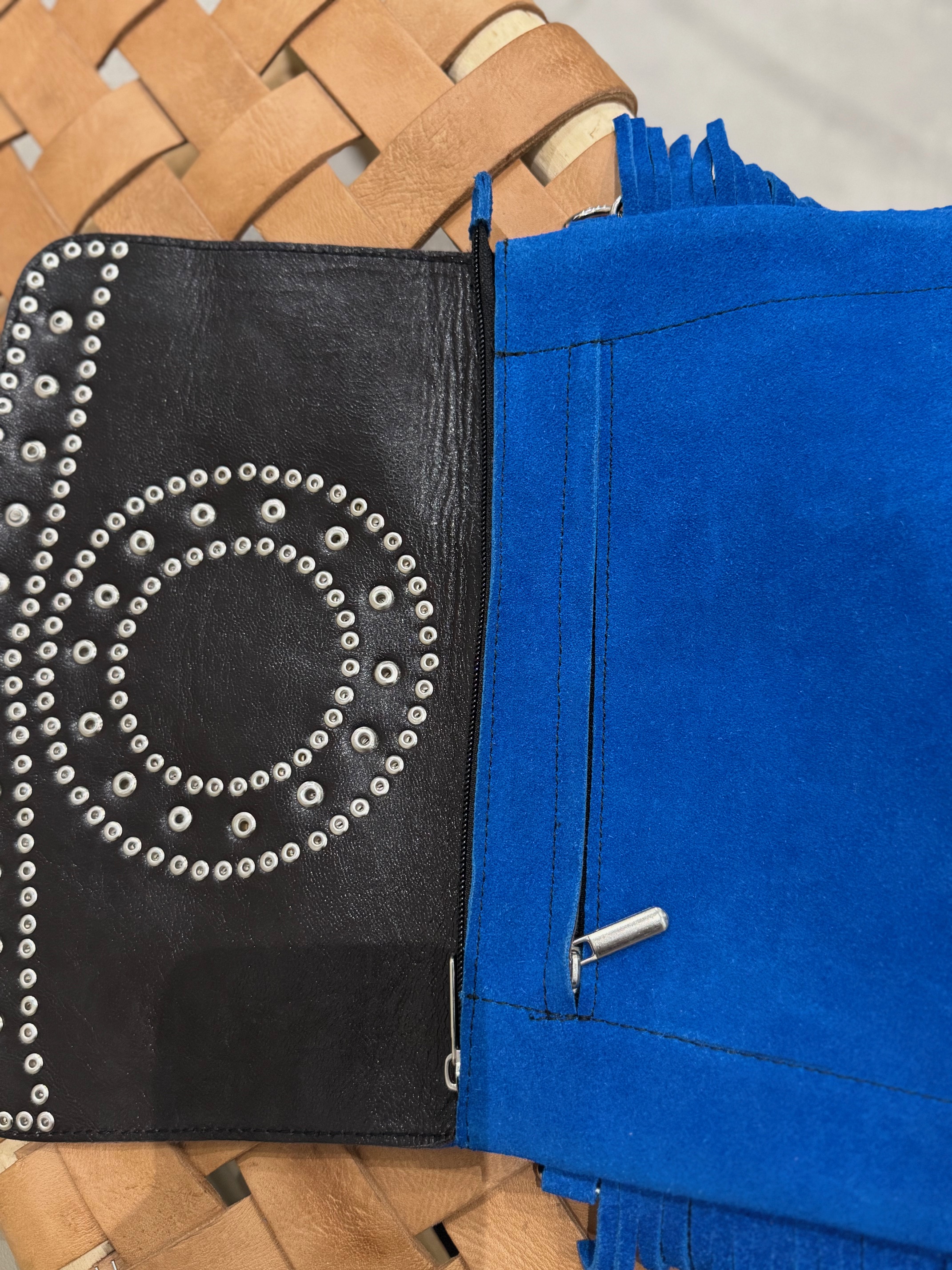 Sac pochette clouté à franges en daim bleu Majorelle