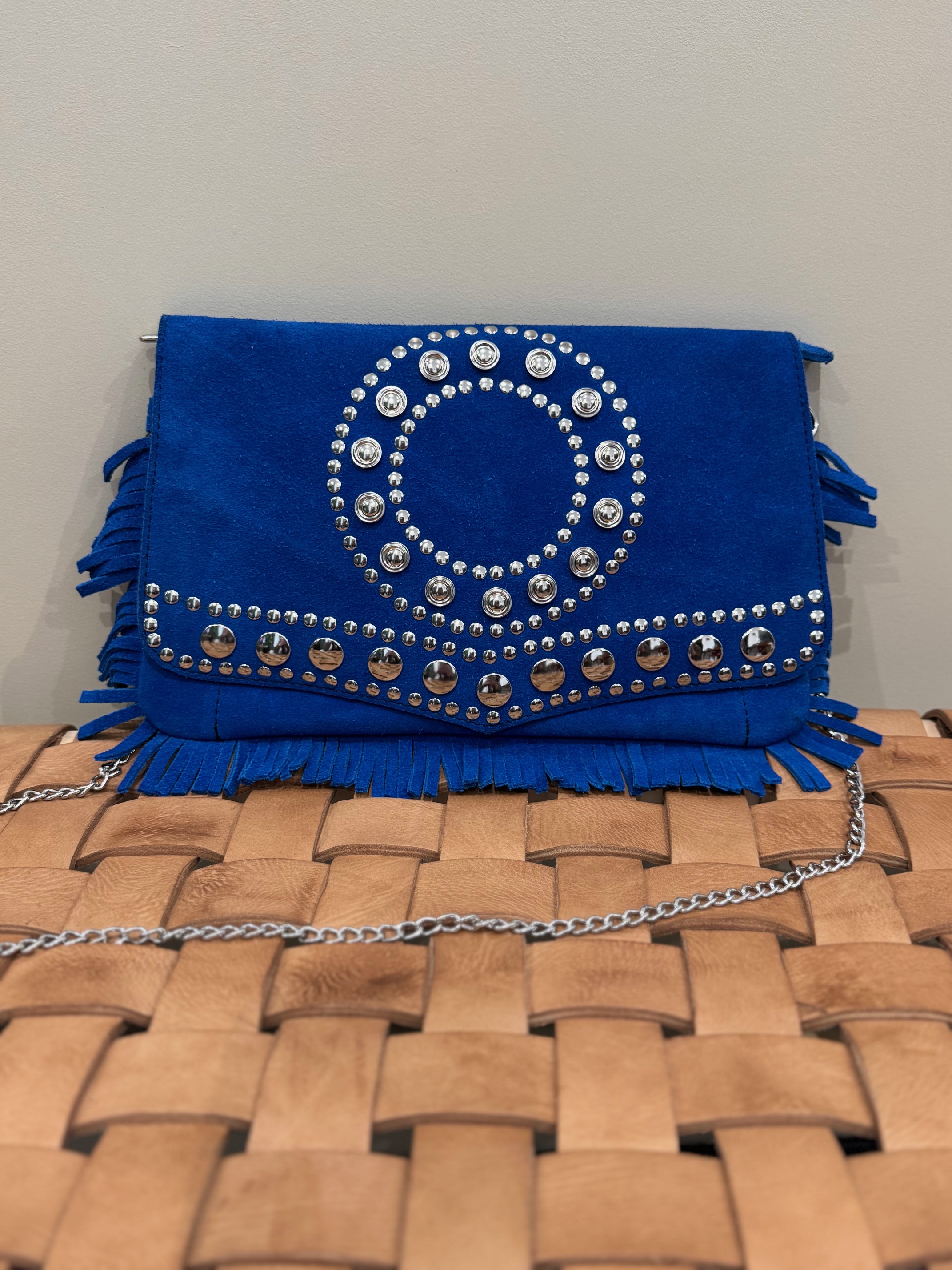 Sac pochette clouté à franges en daim bleu Majorelle