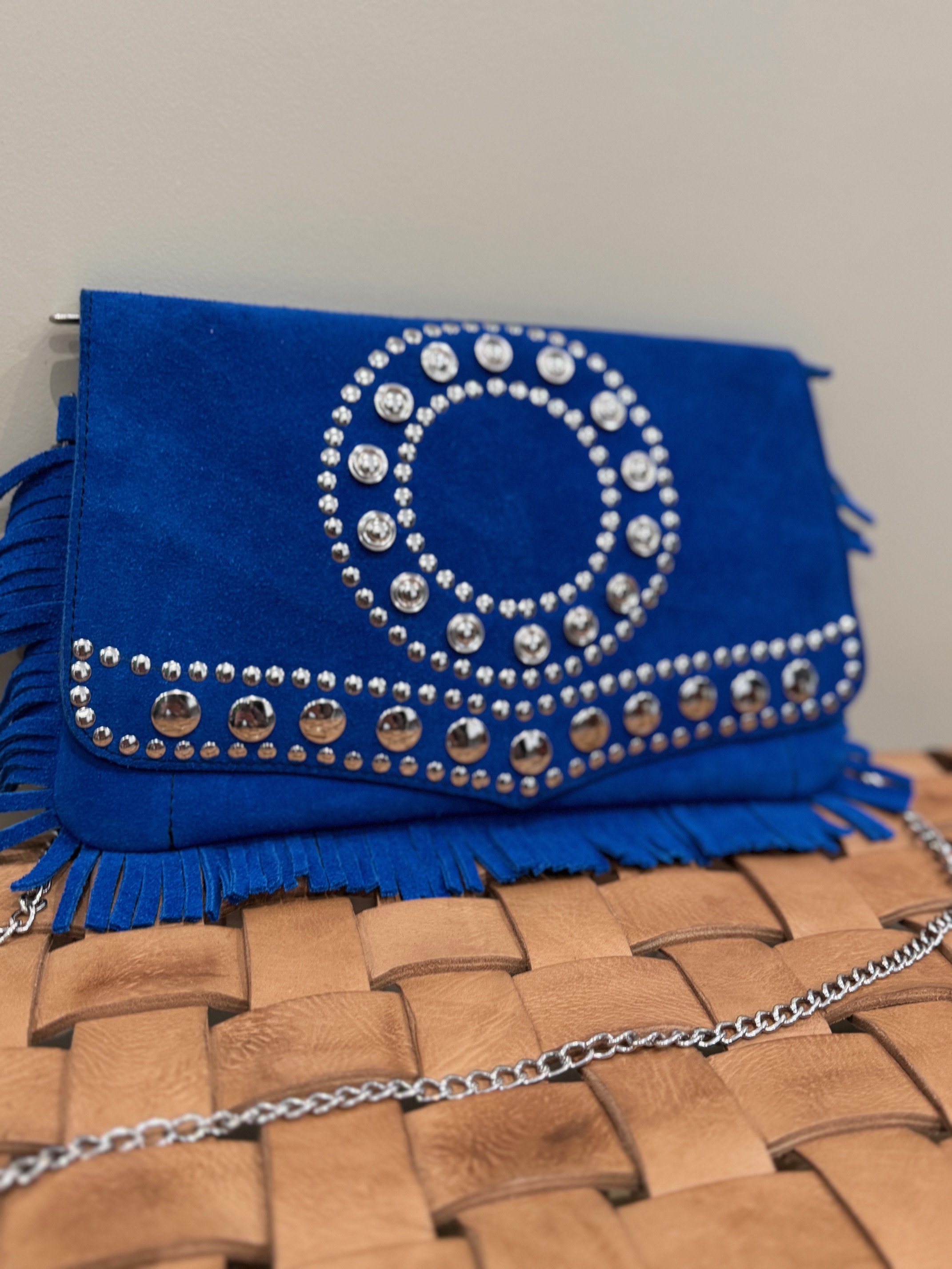 Sac pochette clouté à franges en daim bleu Majorelle