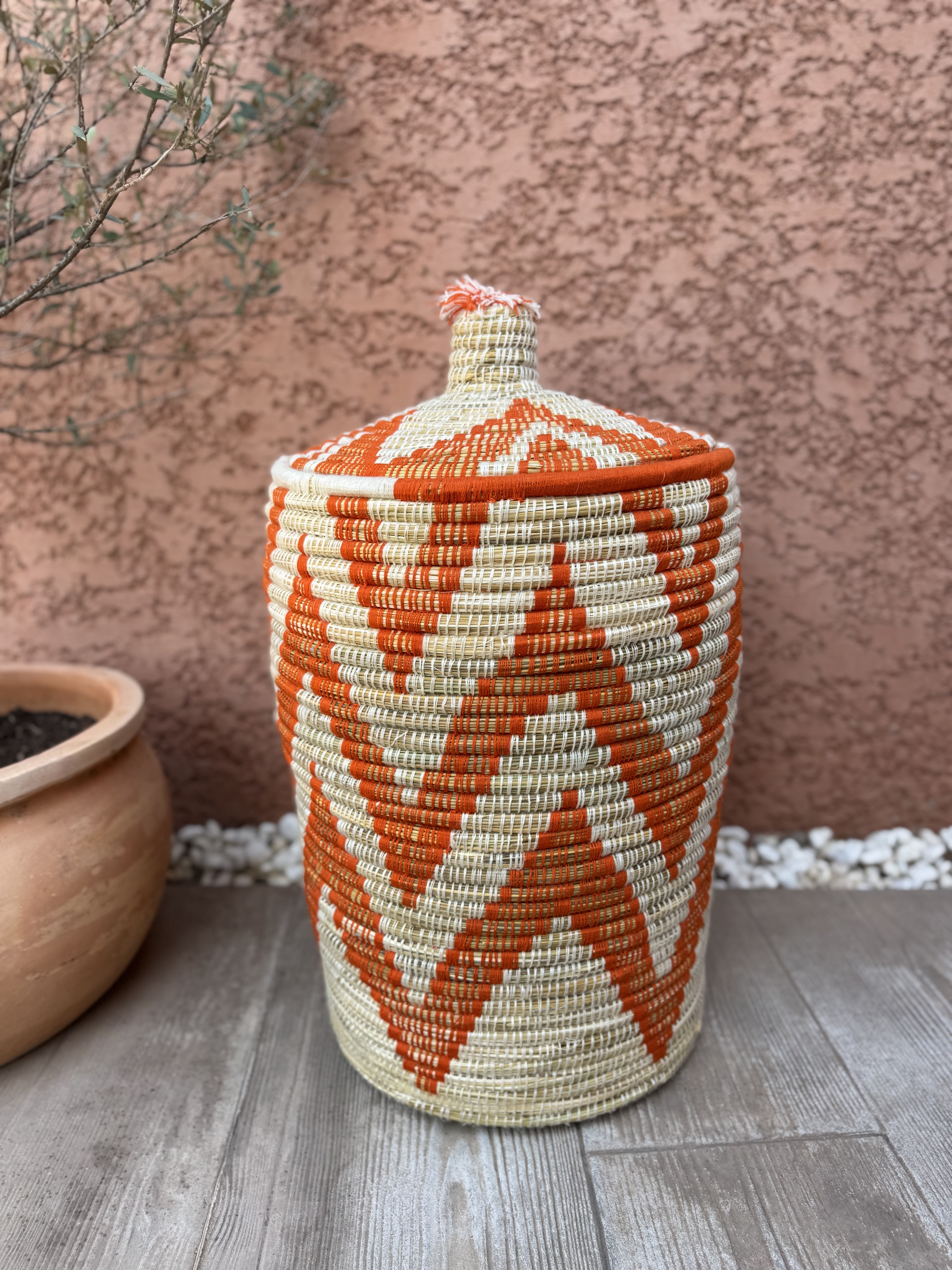 Grand panier à linge Beldi orange et blanc 