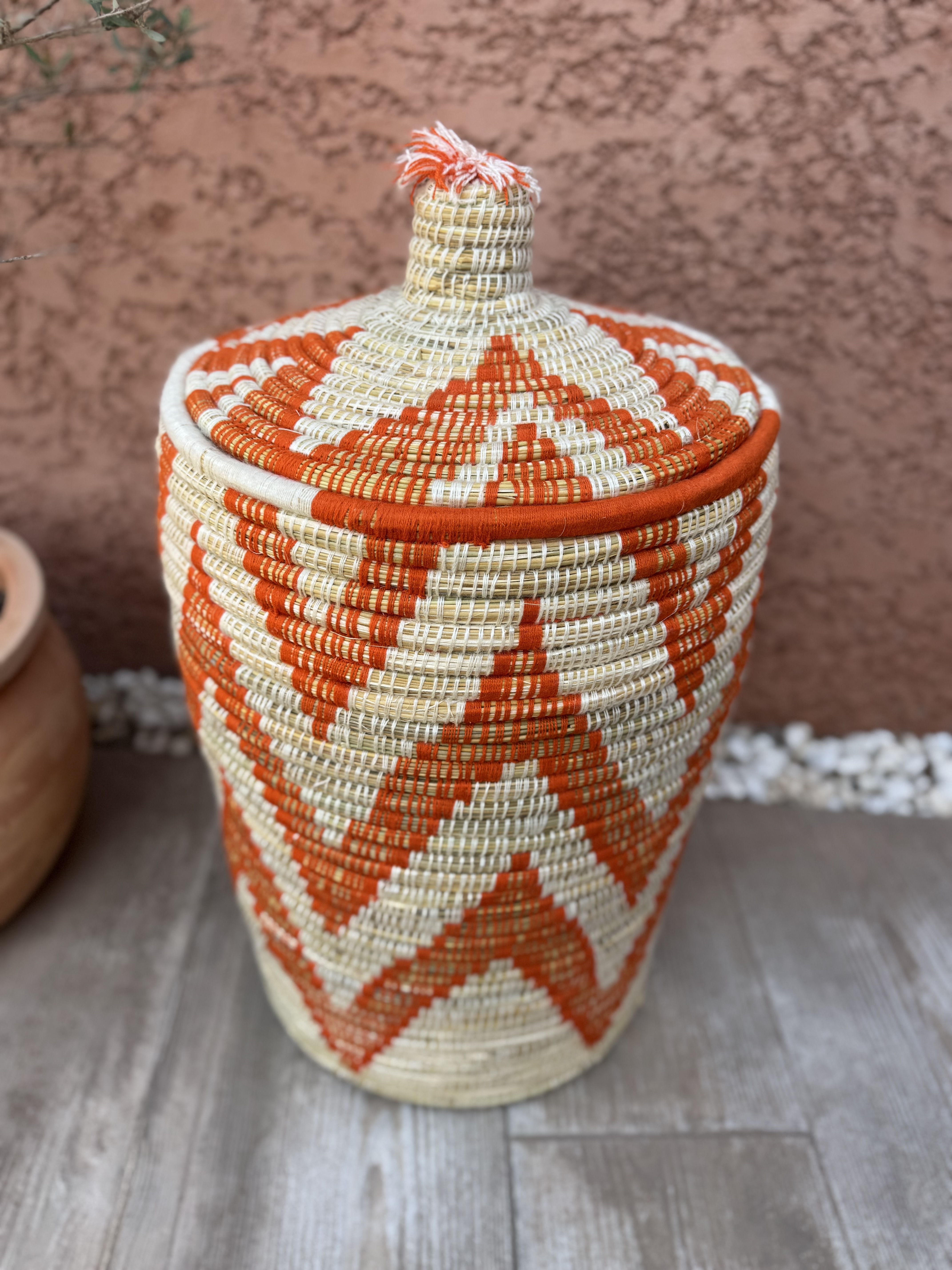 Grand panier à linge Beldi orange et blanc 