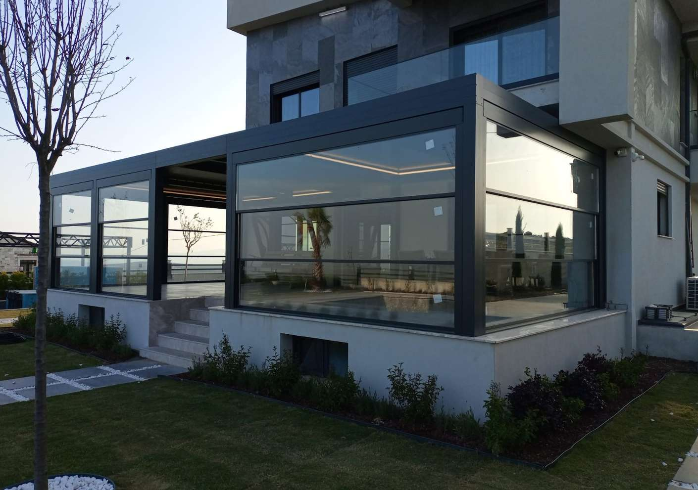 AluView - Guillotine Glass (Custom Size Production)