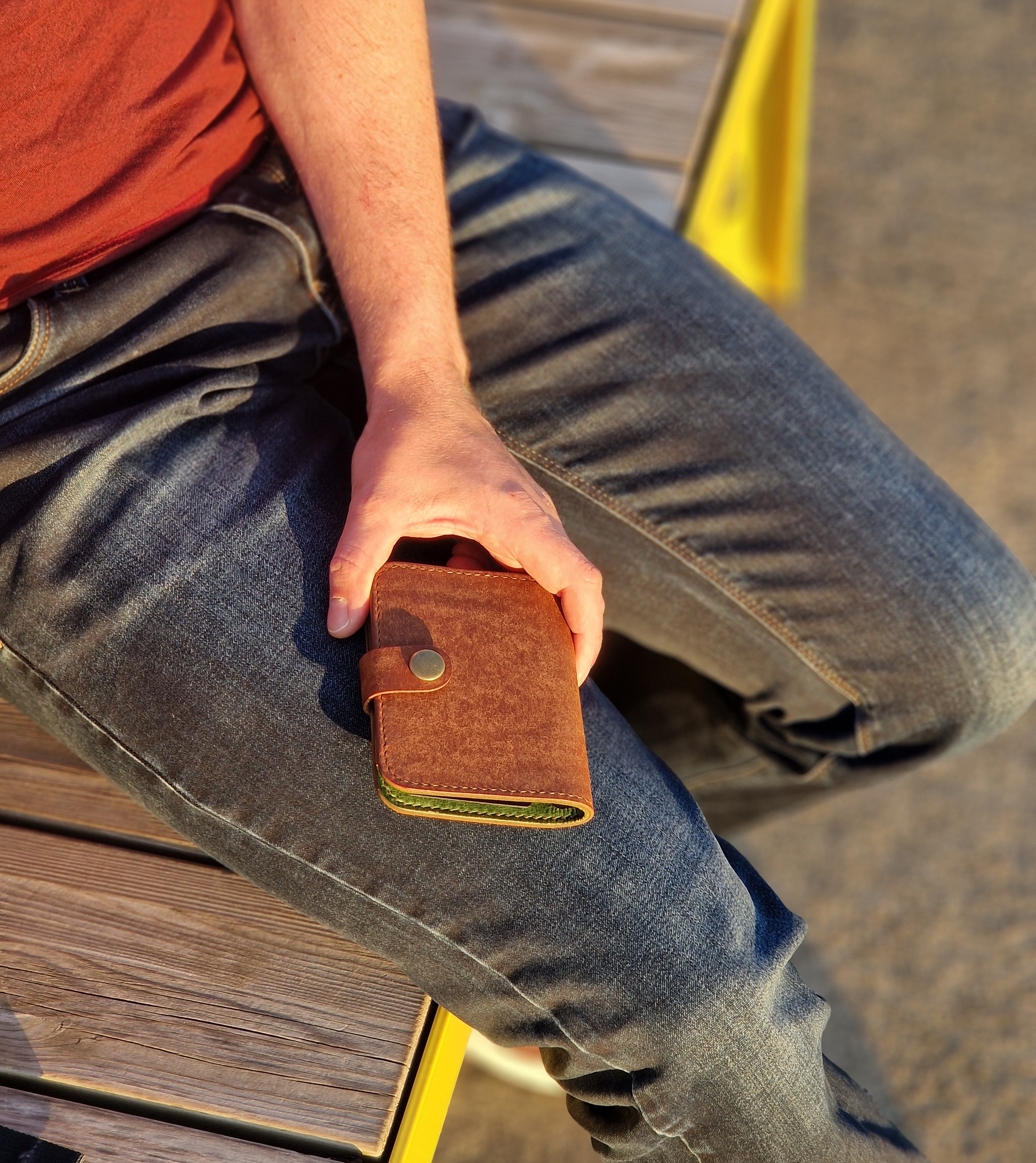 Foldable Wallet With Clasp