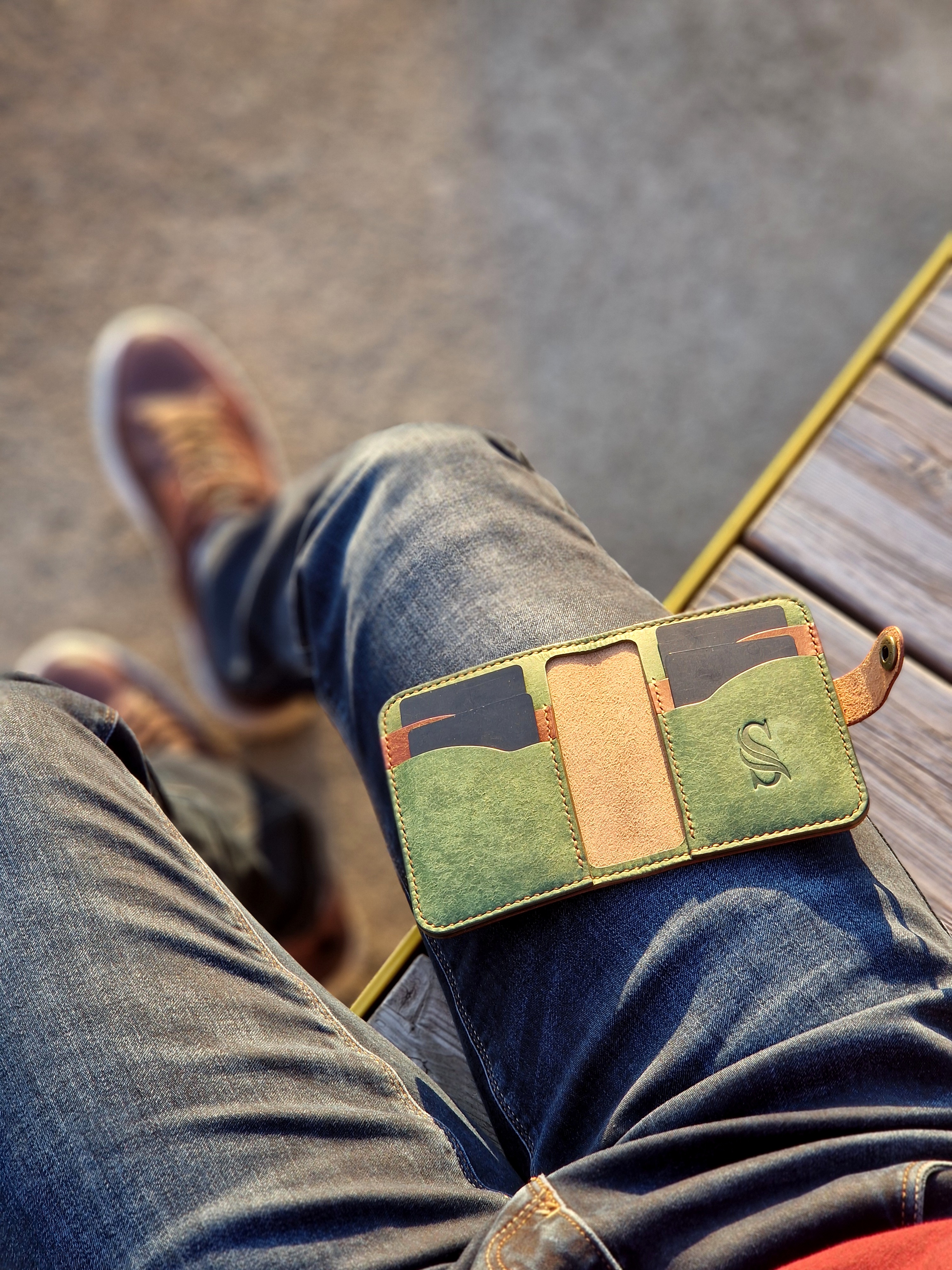 Foldable Wallet With Clasp