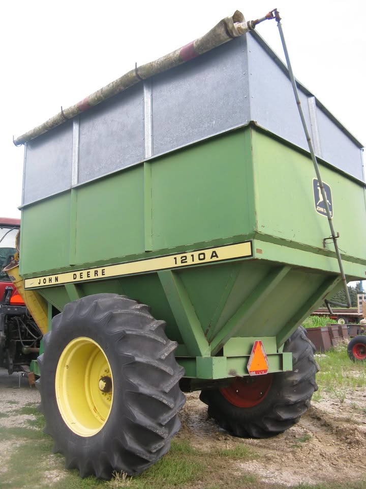 John Deere 1210A grain cart 