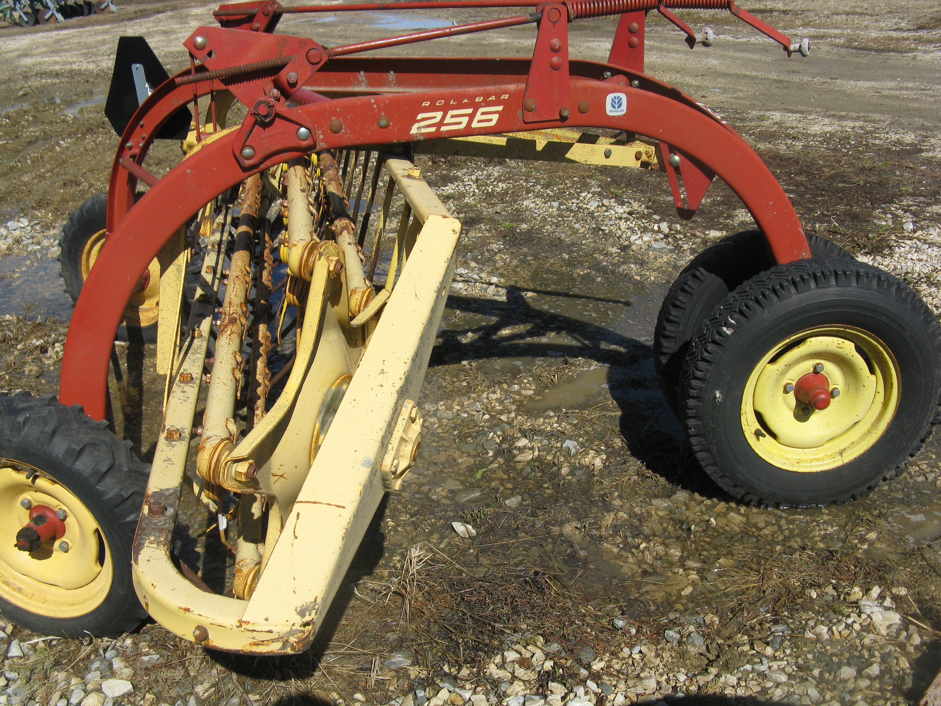 New Holland 256 hay rake