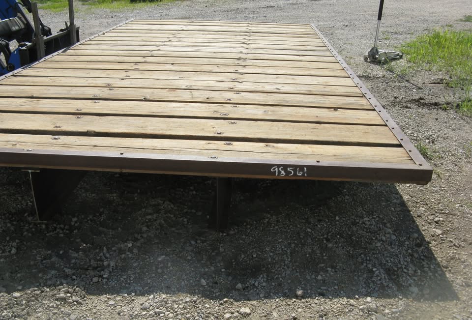 10'x20' flatbed will haul 10 round bales