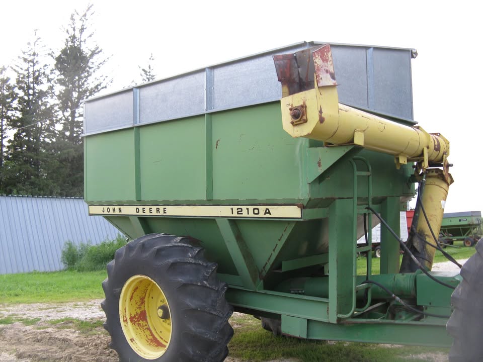 John Deere 1210A grain cart 