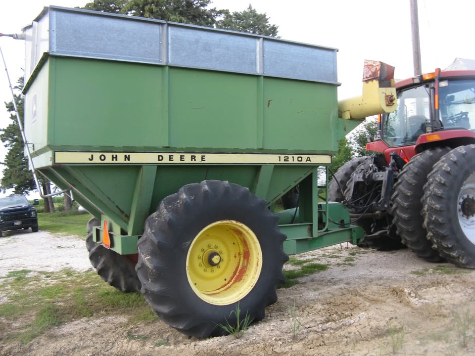 John Deere 1210A grain cart 
