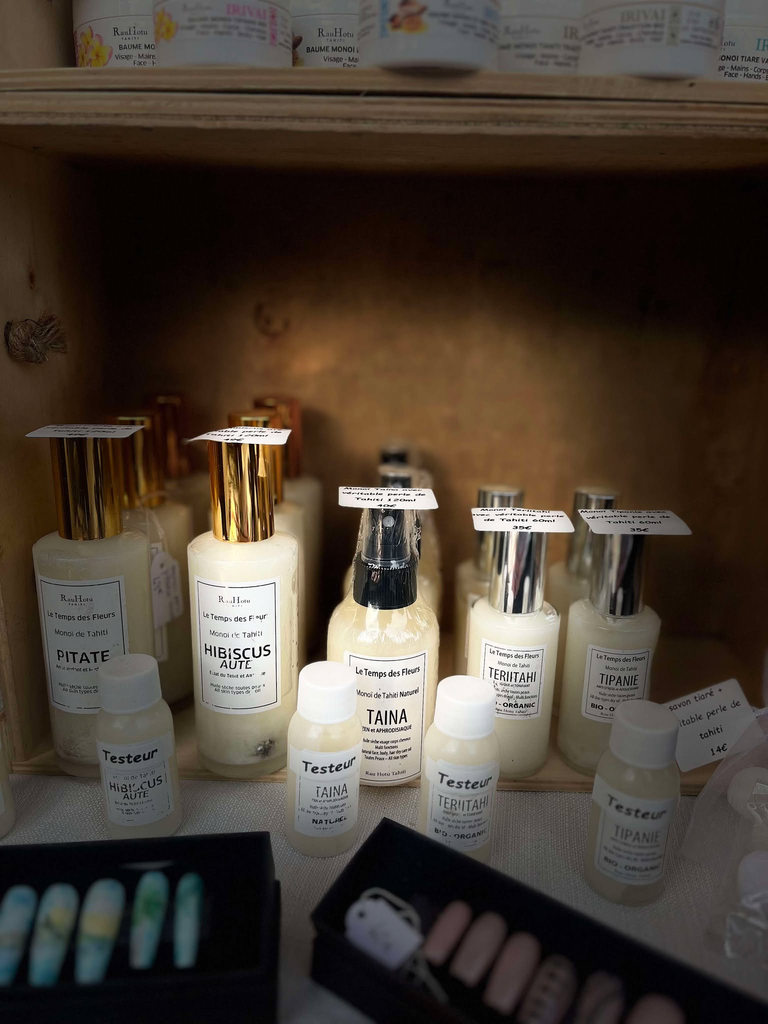 MONOÏ avec une véritable perle