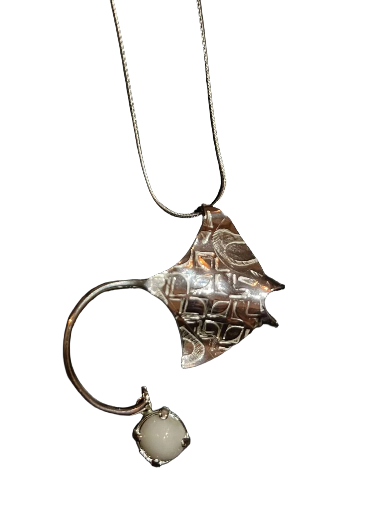 PENDENTIF RAIE MANTA ET BENITIER