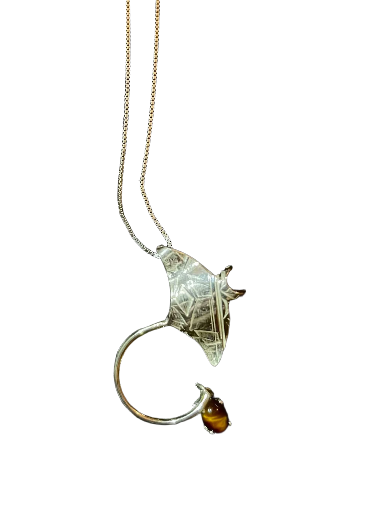 PENDENTIF RAIE MANTA ET ŒIL DE TIGRE