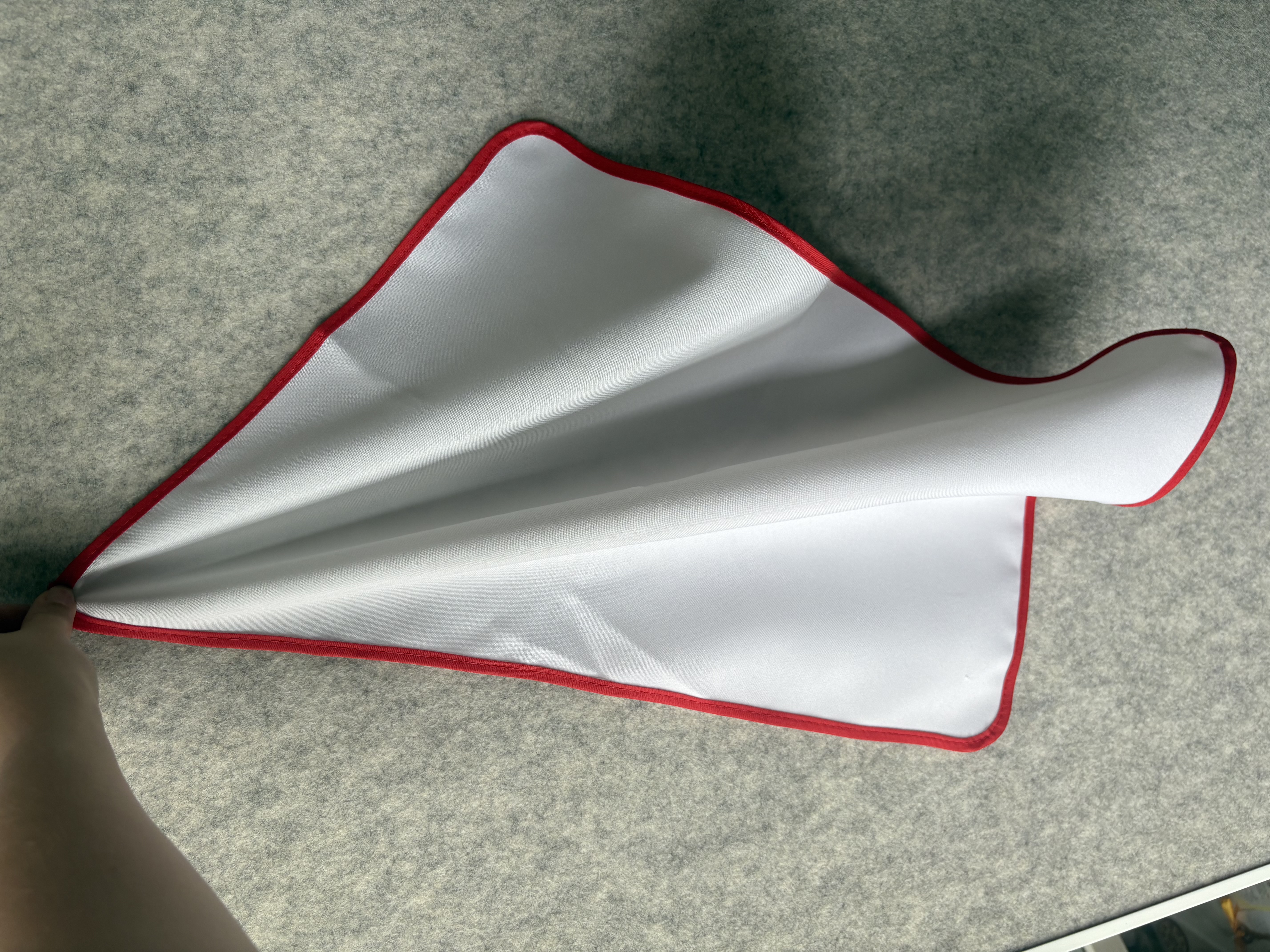 Asciugapiatti bianco con bordo rosso