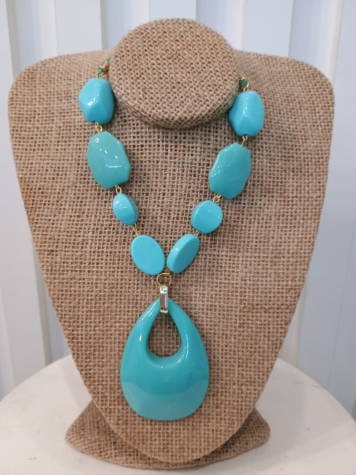 Colar azul turquesa com peça