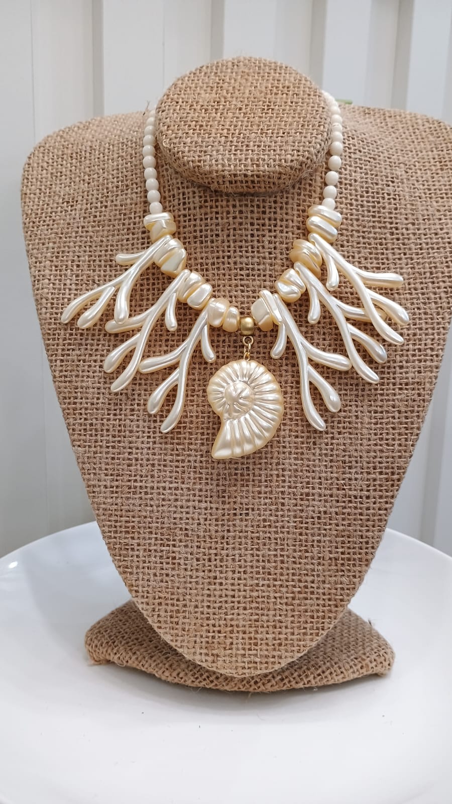 Colar coral de conchas