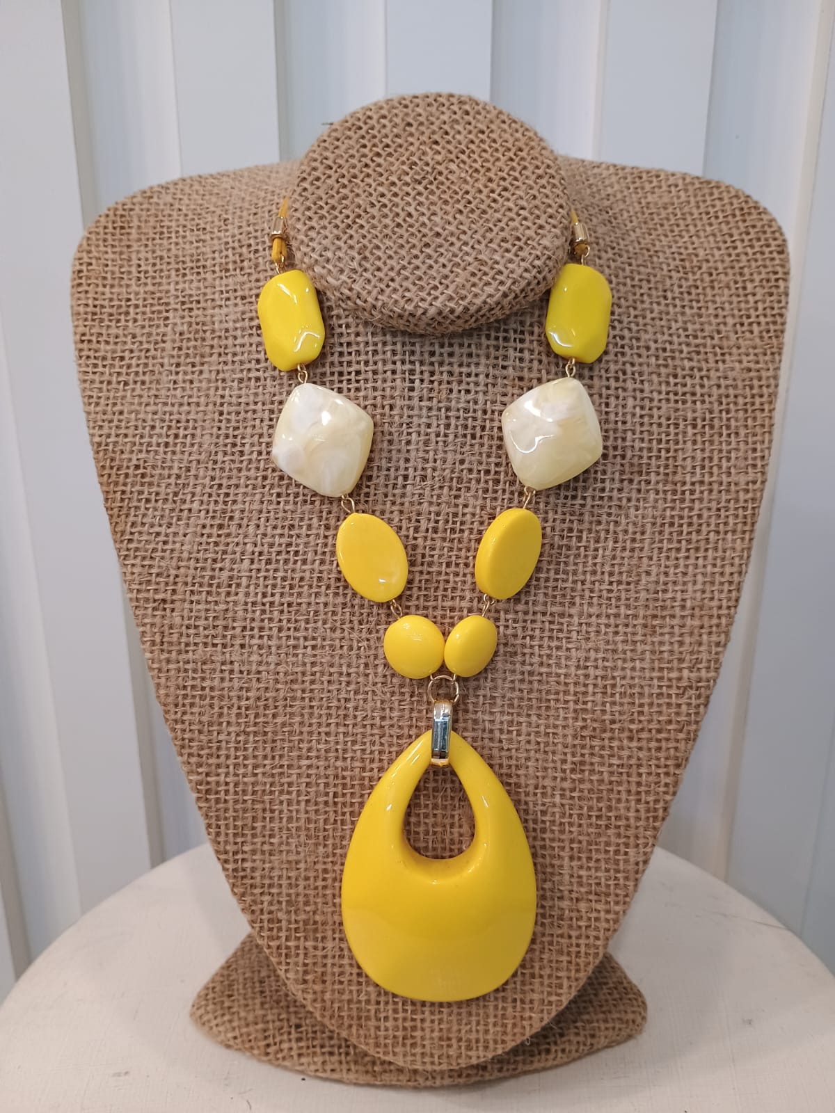 Colar amarelo com peça