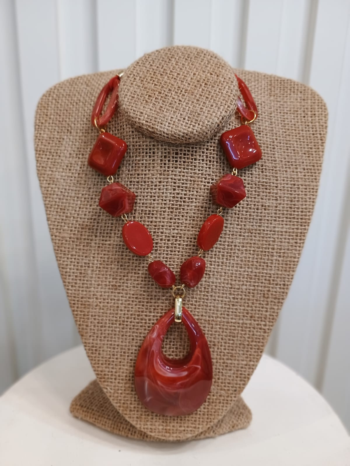 Colar vermelho com gota