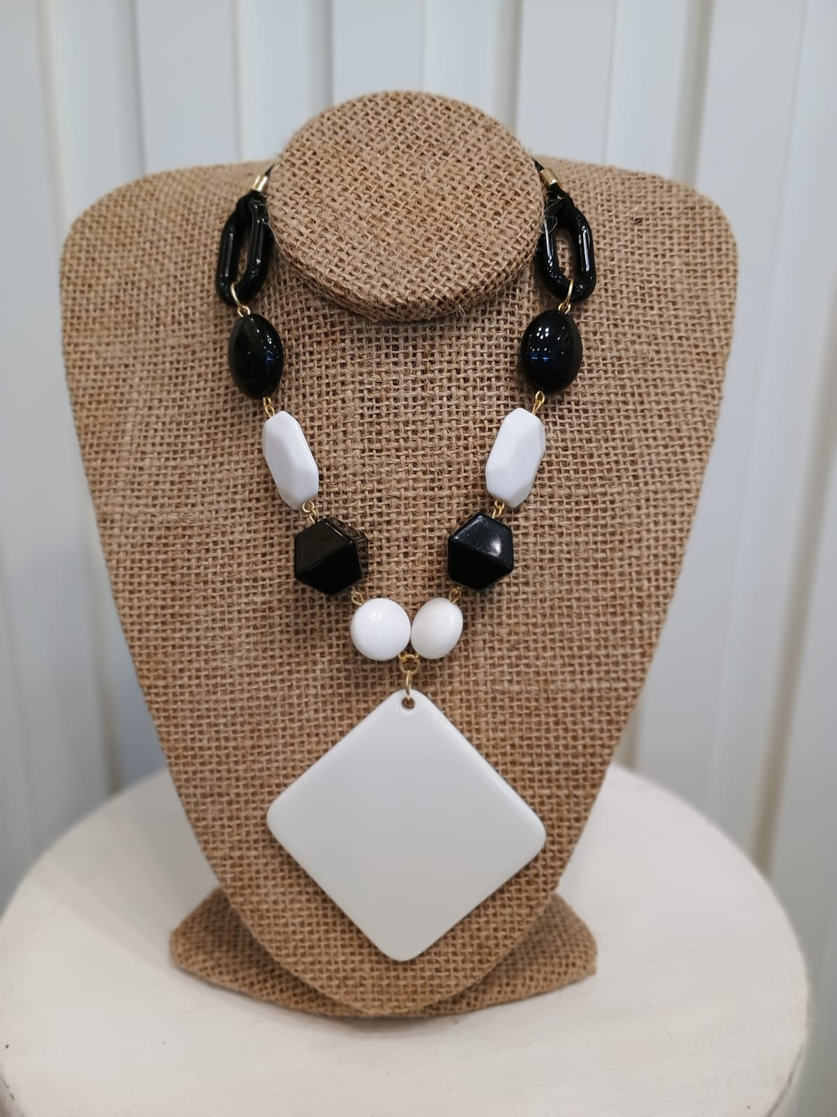 Colar preto e branco com triângulo