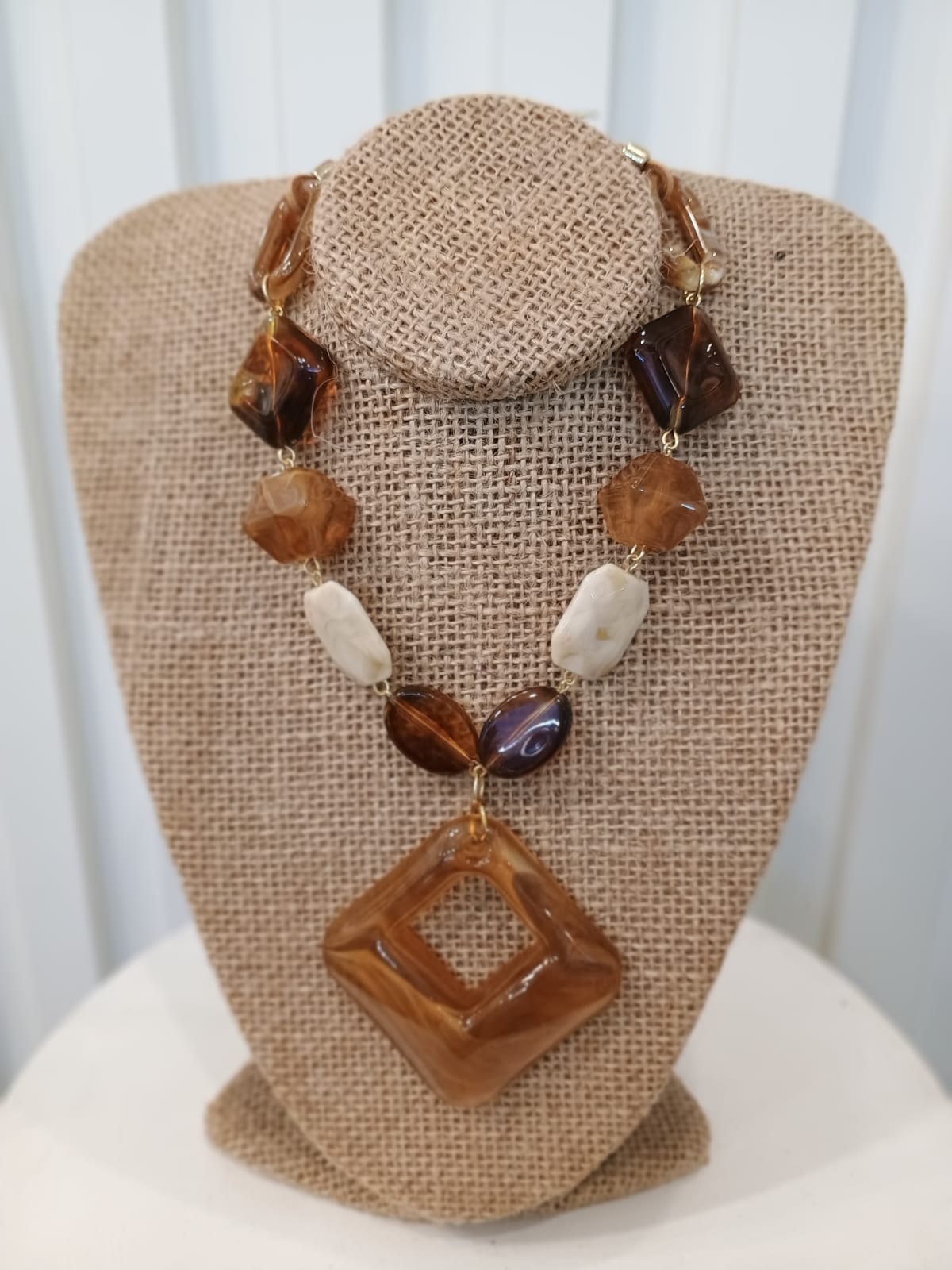 Colar caramelo com losango