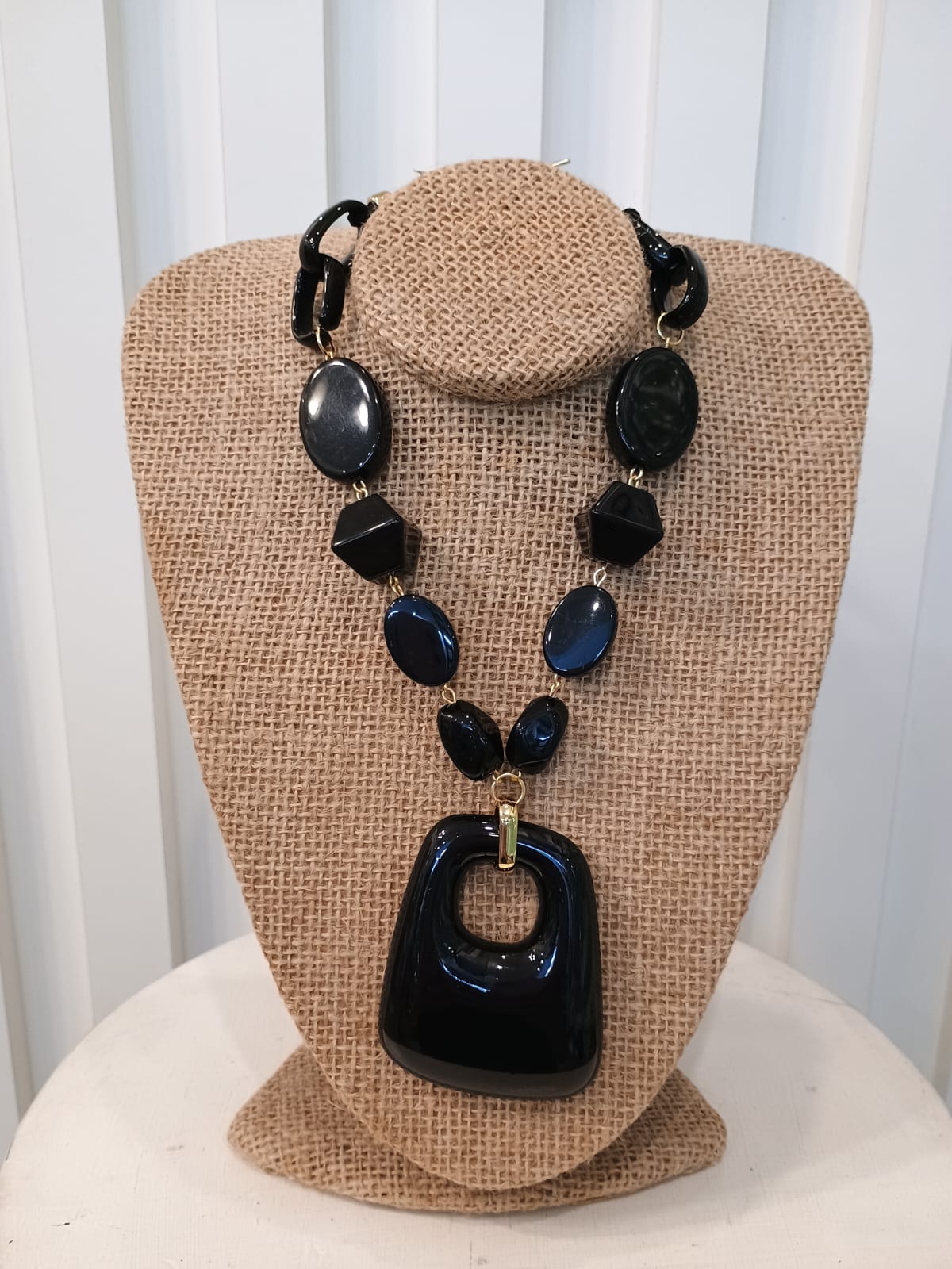 Colar de pedras pretas com peça